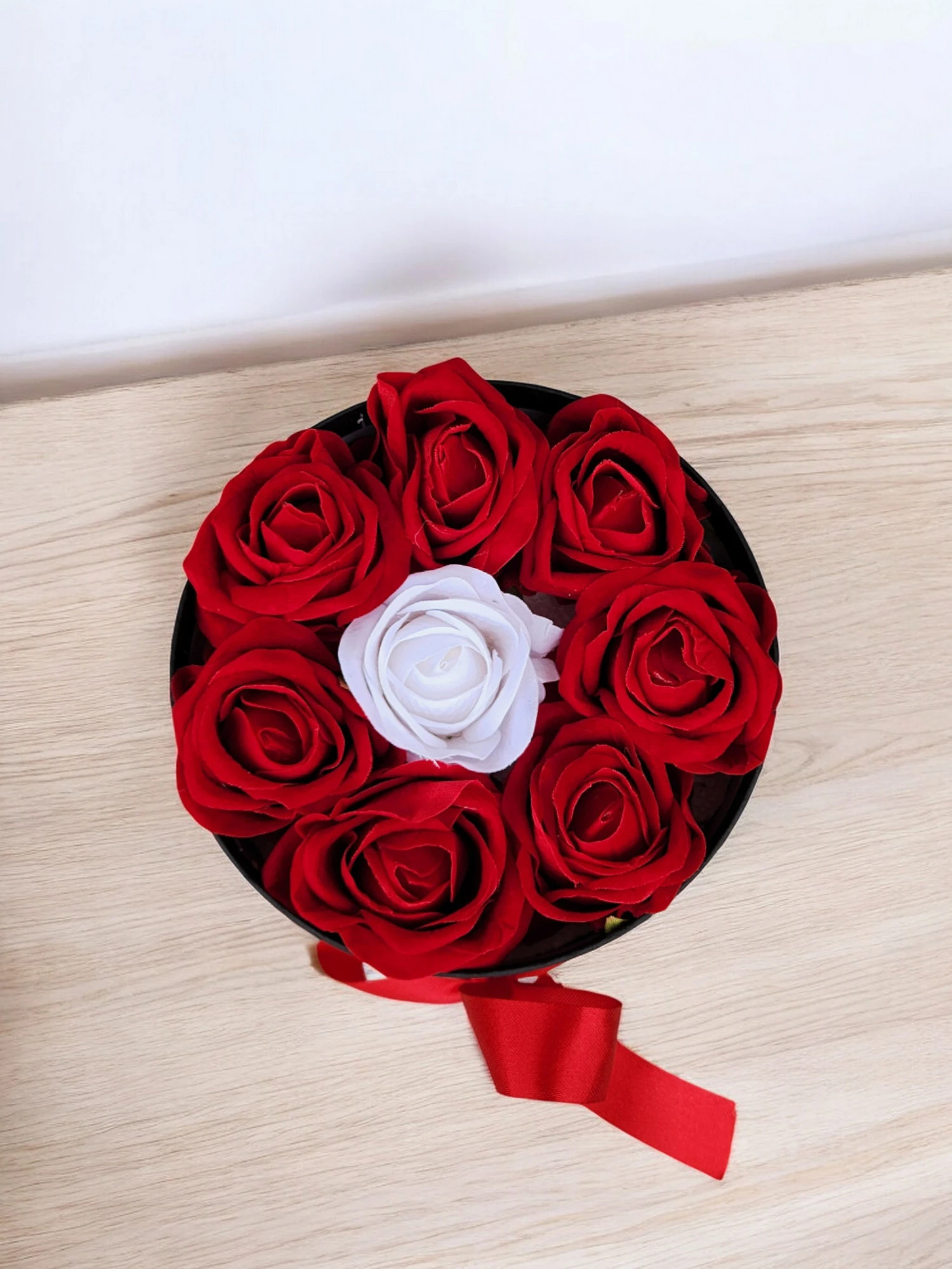 8 Güllü Sevgililer Günü Hediyesi Doğum Günü Kutuda Yapay Kırmızı Beyaz Kadife Gül