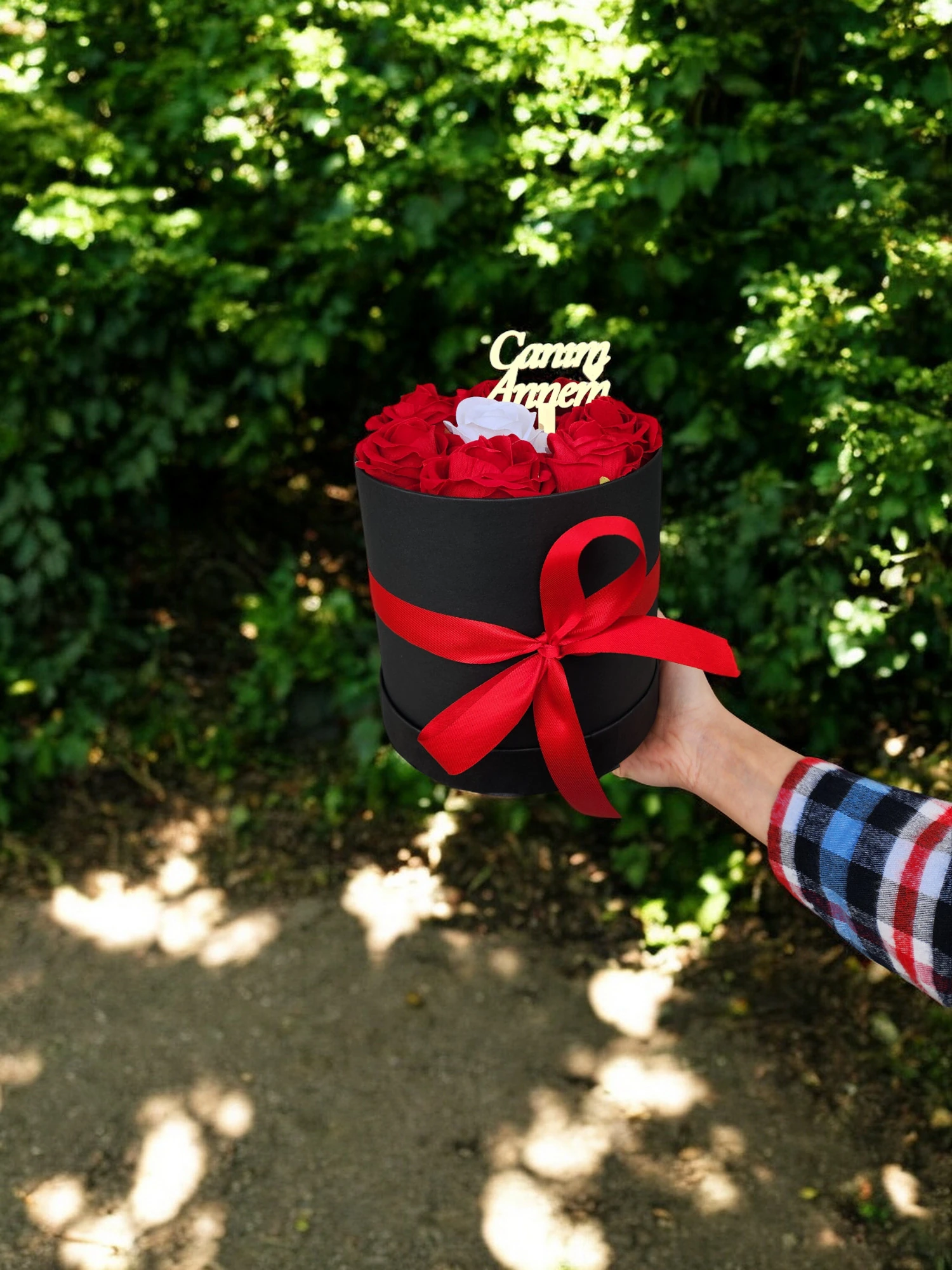 8 Güllü Sevgililer Günü Hediyesi Kutuda Kırmızı Beyaz Yapay Solmayan Kadife Gül