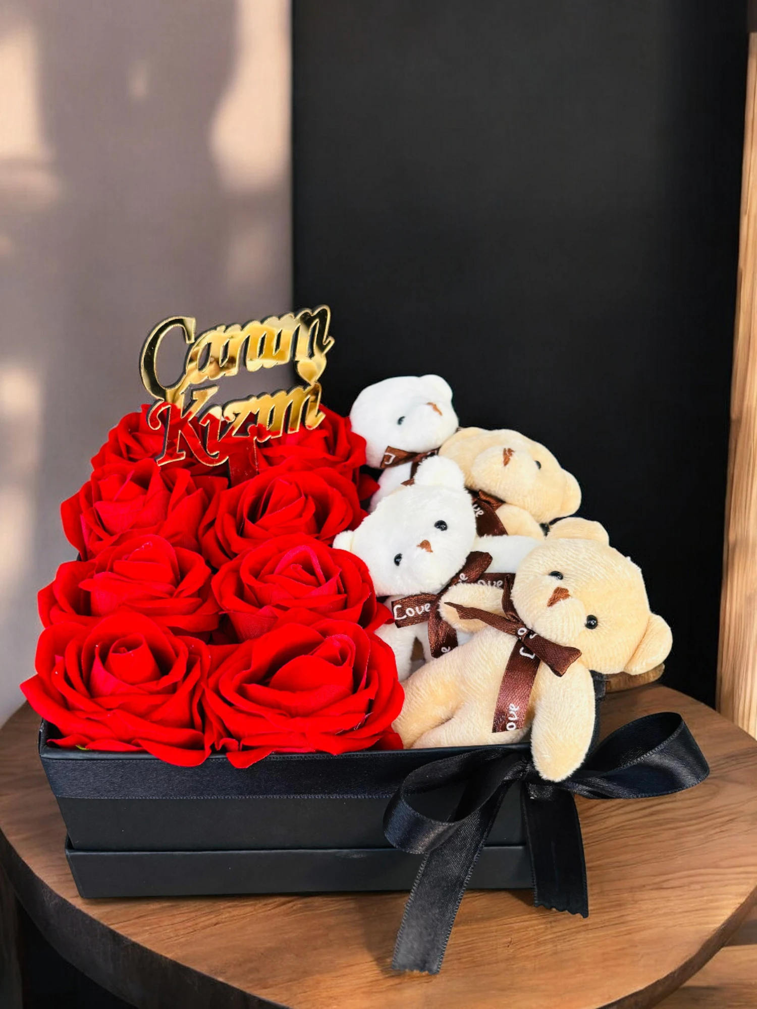 Kare Kutuda Yapay Kadife Gül Ve Ayıcık Detaylı Doğum Günü Sevgiliye Özel Gün Hediyesi