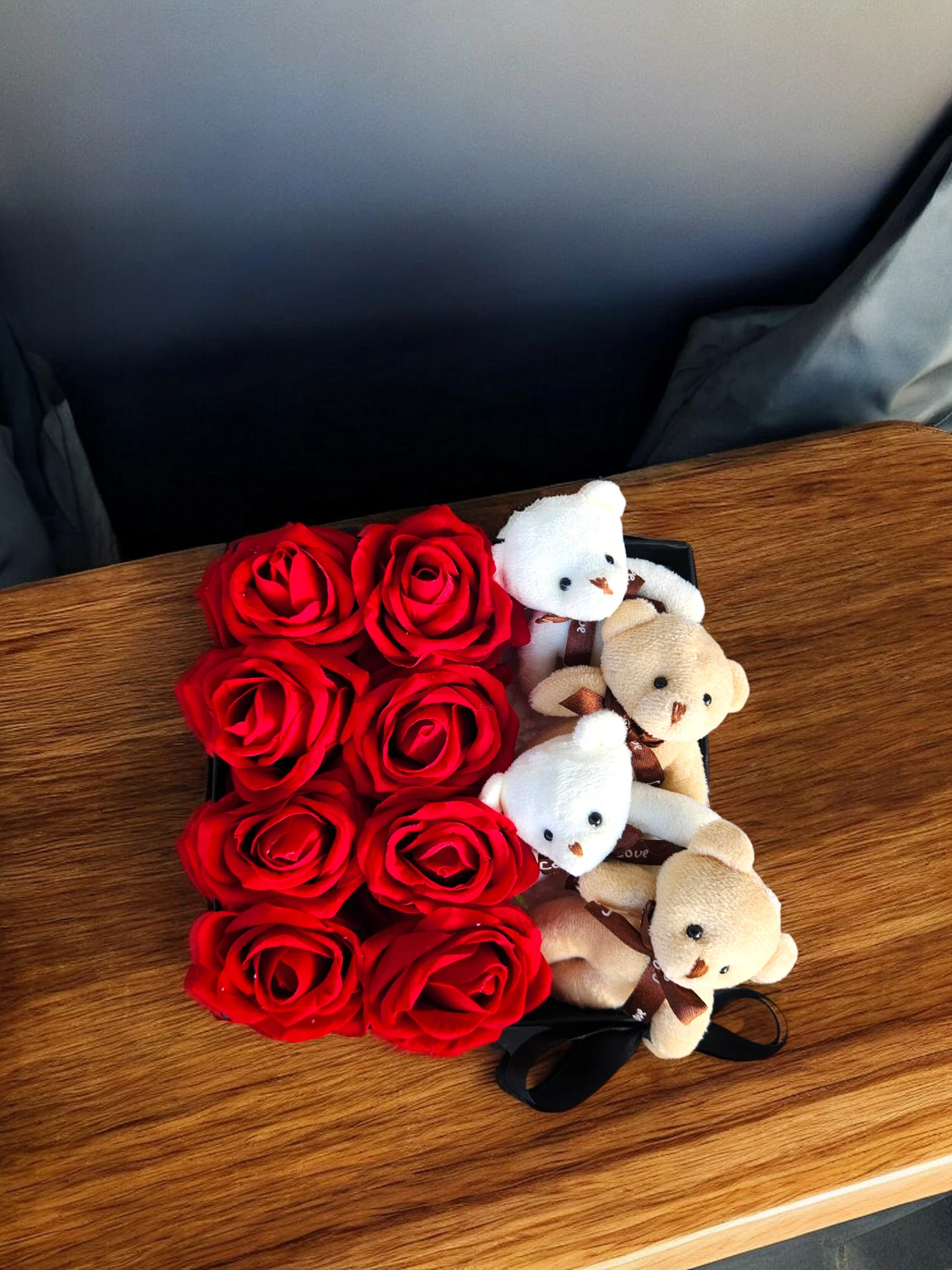 Kare Kutuda Yapay Kadife Gül Ve Ayıcık Detaylı Doğum Günü Sevgiliye Özel Gün Hediyesi