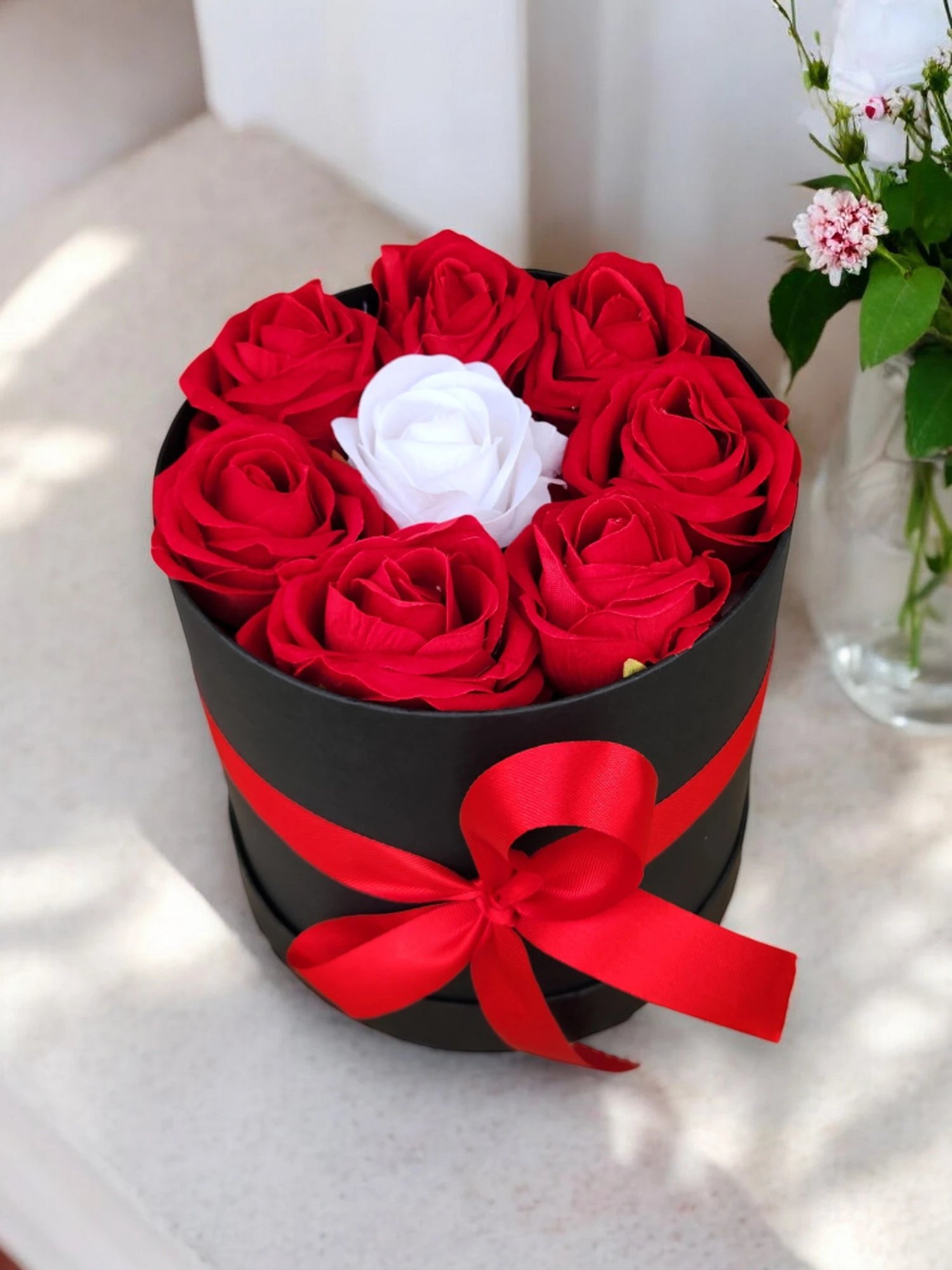 8 Güllü Sevgililer Günü Hediyesi Doğum Günü Kutuda Yapay Kırmızı Beyaz Kadife Gül