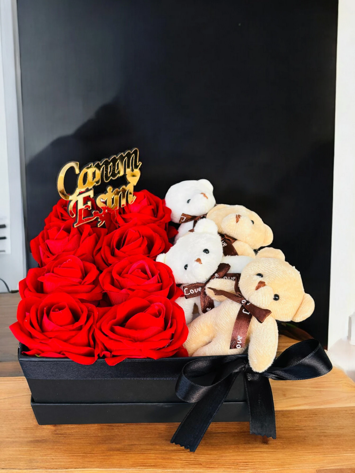 Kare Kutuda Yapay Kadife Gül Ve Ayıcık Detaylı Doğum Günü Sevgiliye Özel Gün Hediyesi