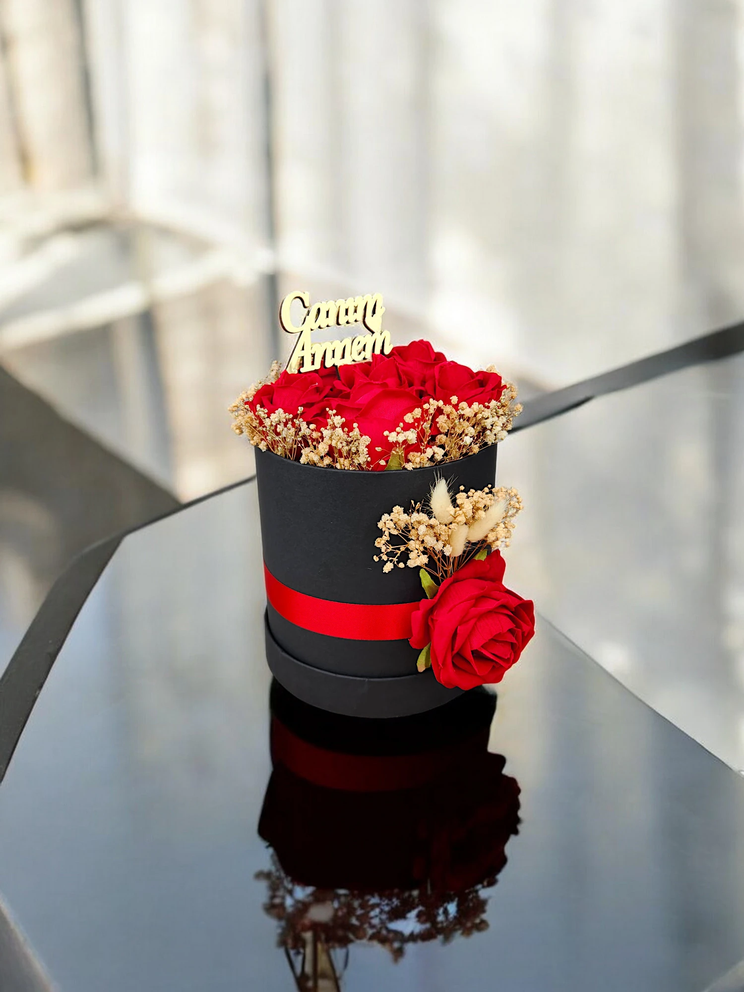 7 Güllü Sevgililer Günü Hediyesi Kutuda Yapay Solmayan Kadife Gül Cipsolu Çiçek