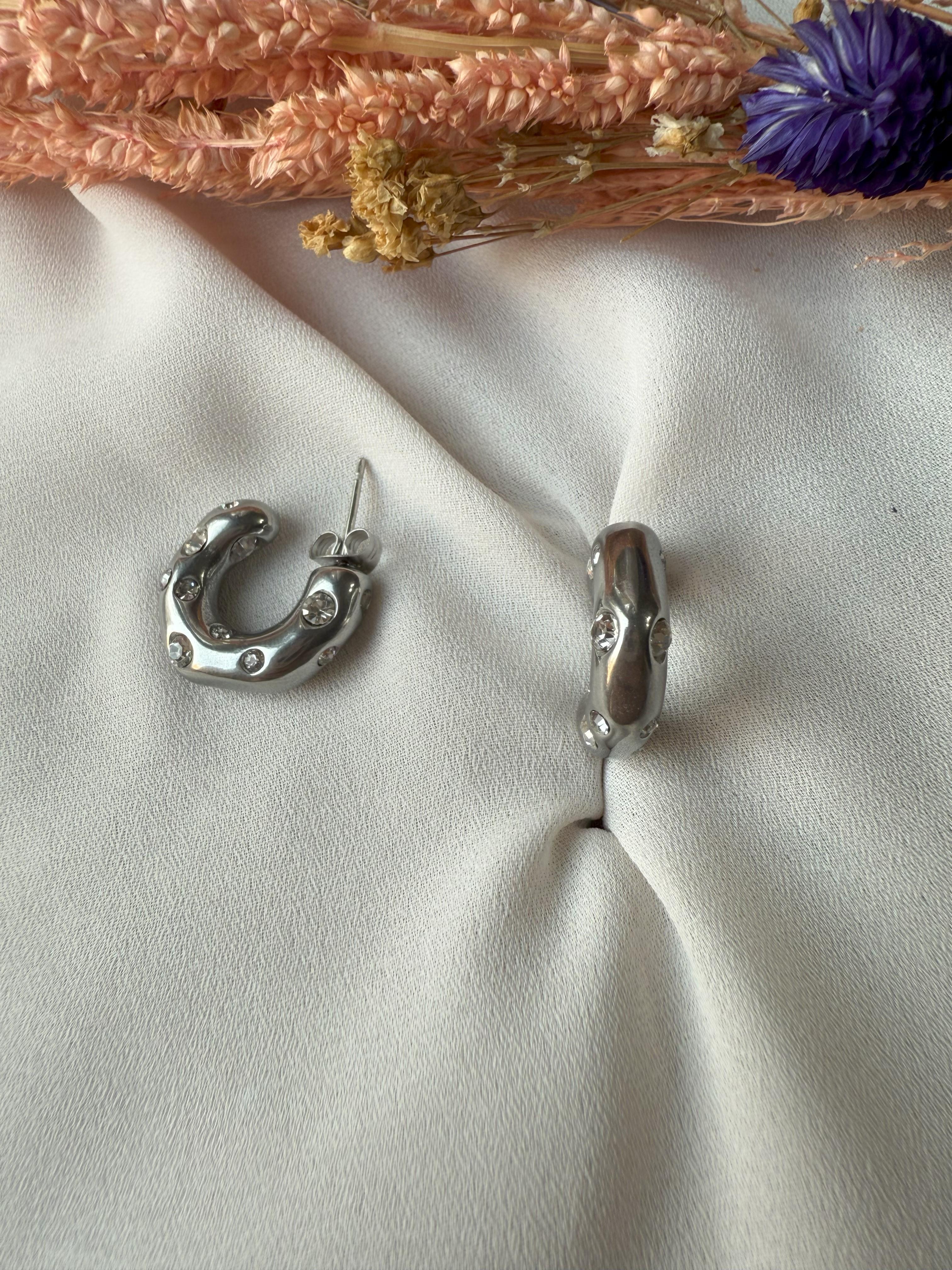 Silver Özel Seri Gömme Taşlı V Küpe