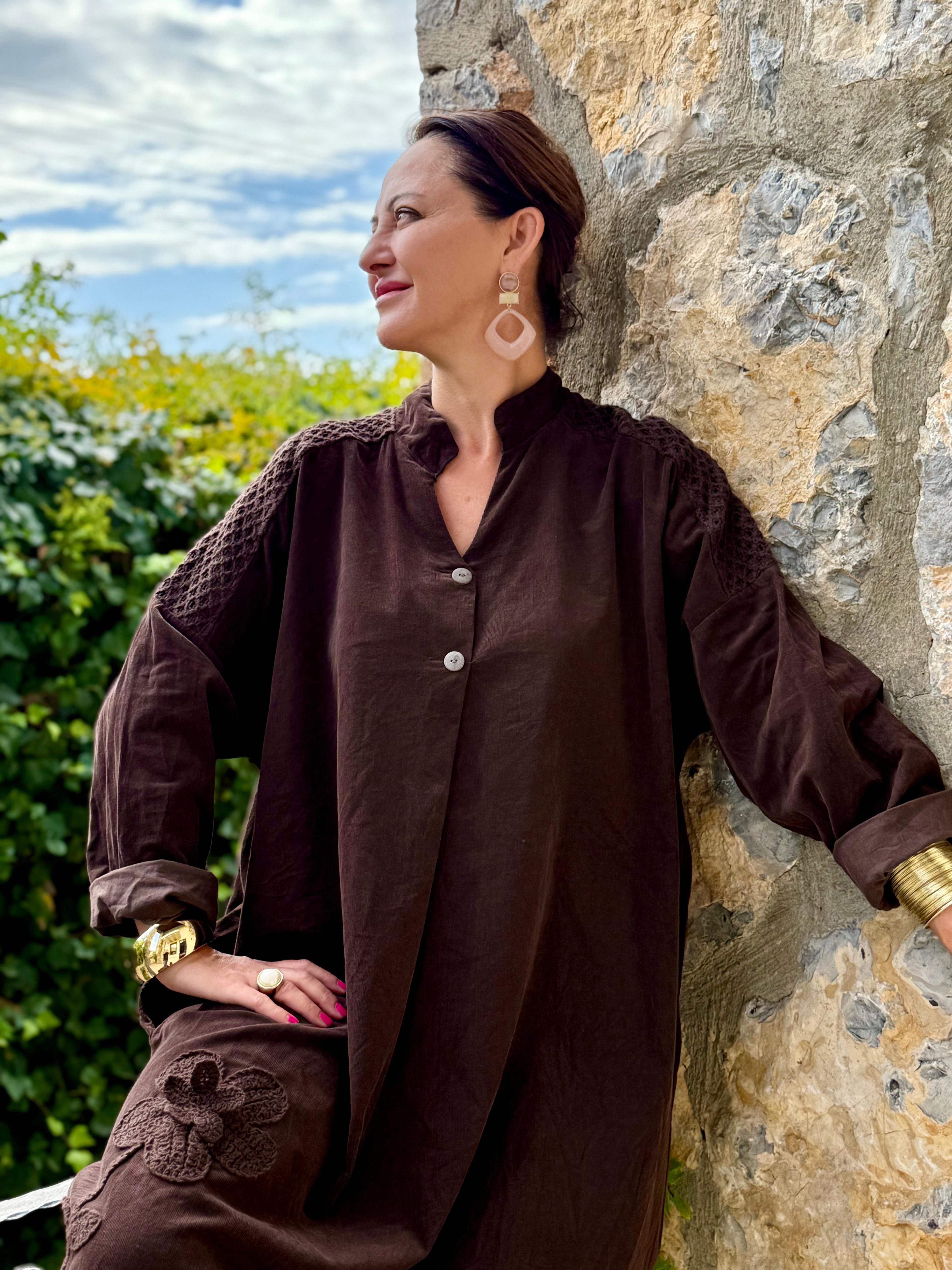 YG11383 Omuz Güpürlü Çiçekli İtalyan Kadife Elbise Kahverengi