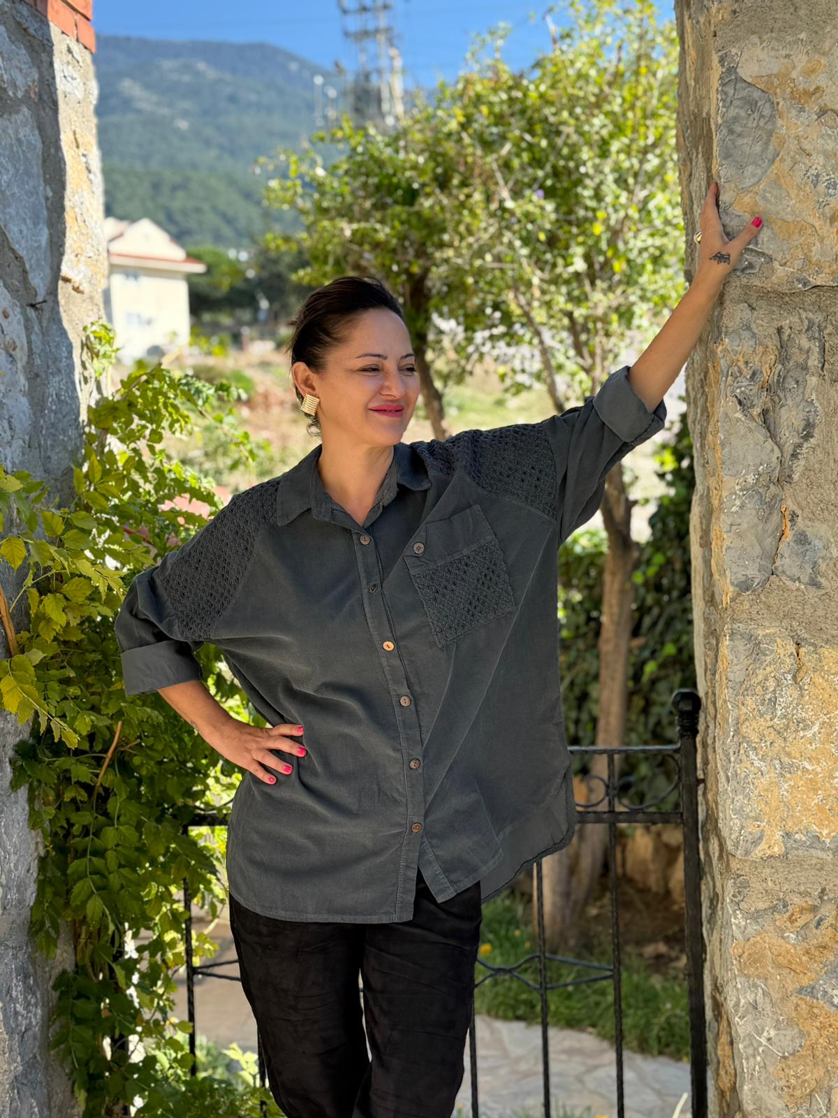 YG11439 Omuz ve Cep Detaylı İtalyan Kadife Gömlek Füme