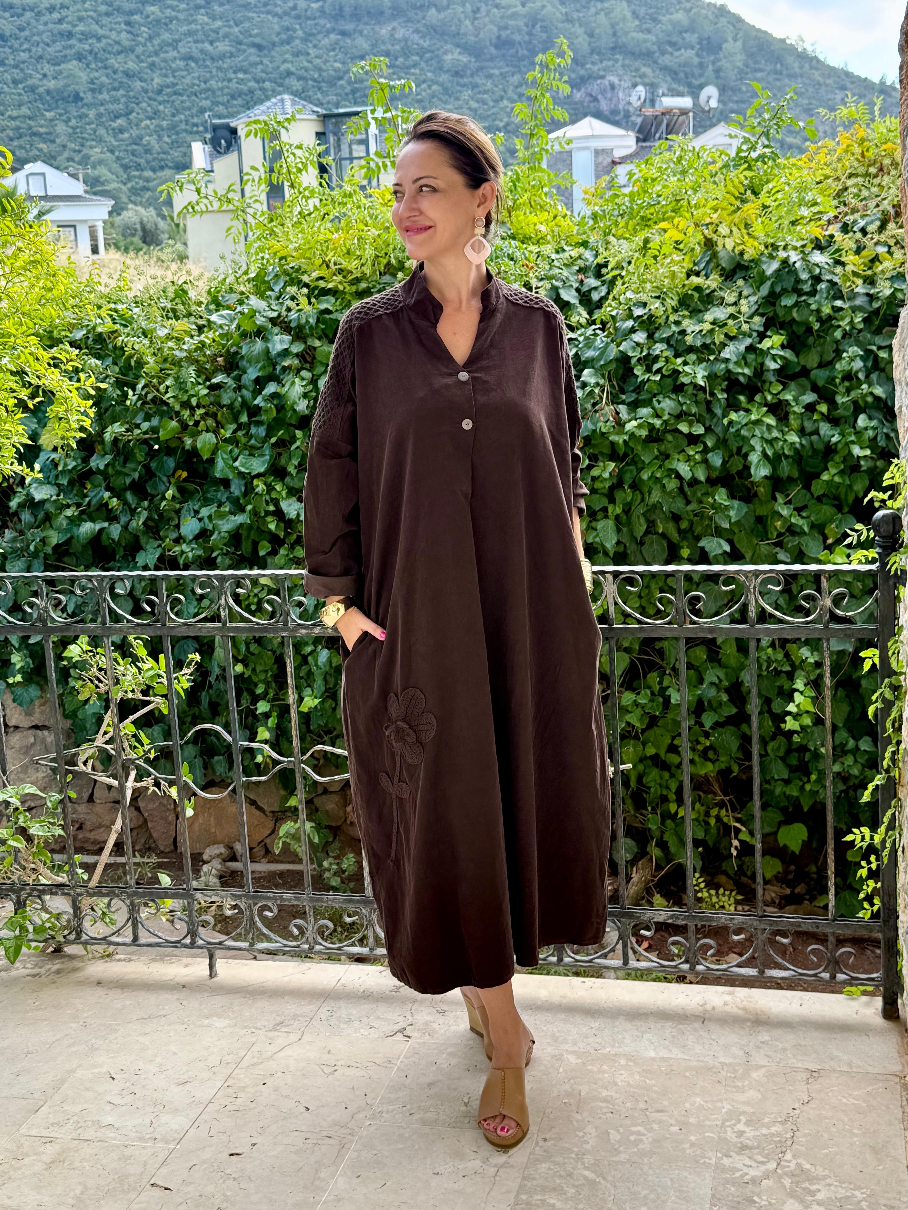 YG11383 Omuz Güpürlü Çiçekli İtalyan Kadife Elbise Kahverengi