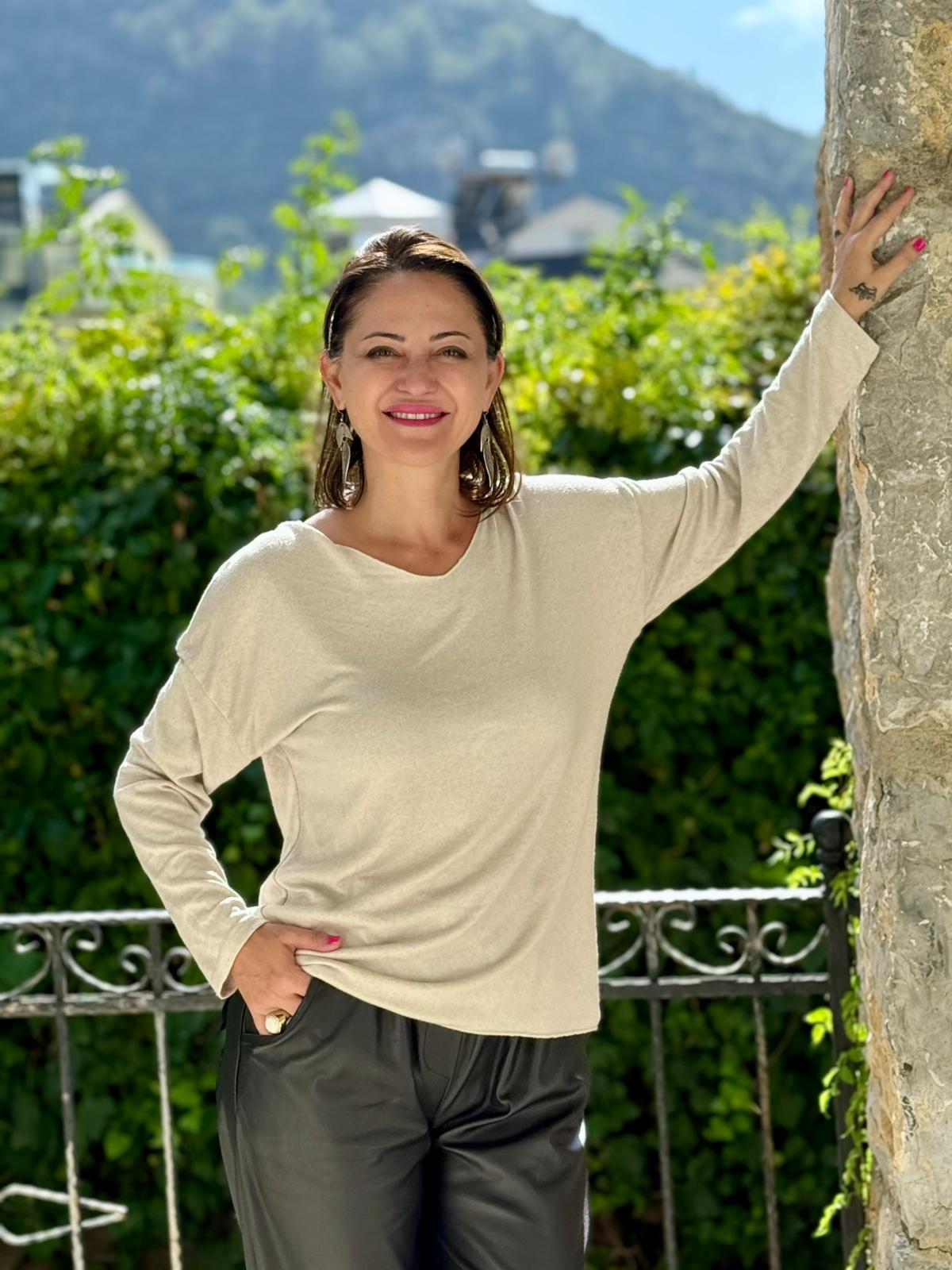 YG5901 İçi Çiçekli V Yaka İtalyan Triko Bluz Krem