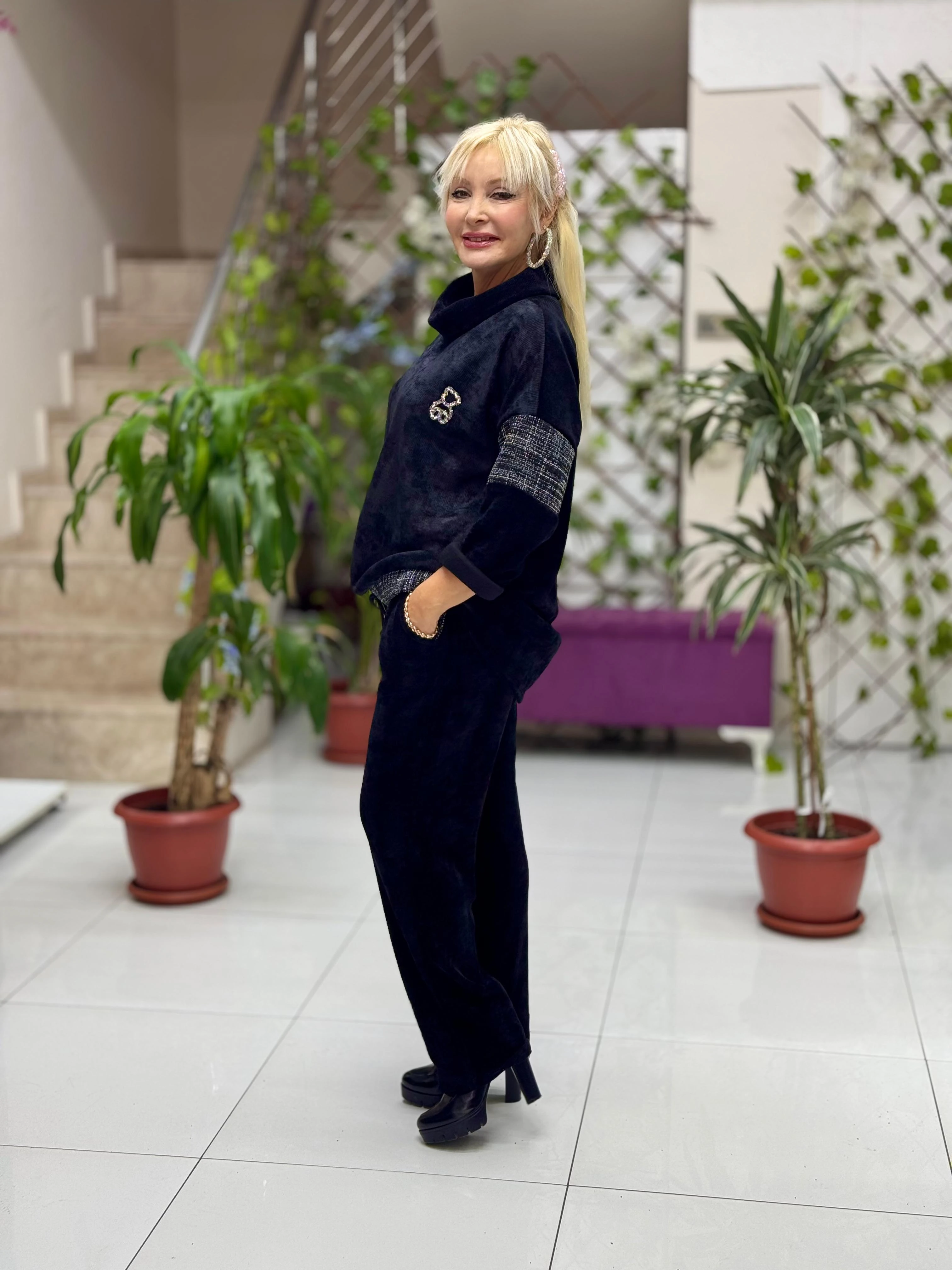 NC15517 Degaje Yaka Ayıcık Taşlı İtalyan Kadife Takım Siyah