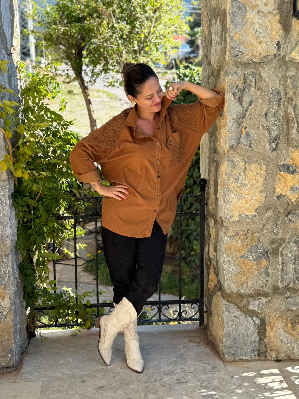 YG11439 Omuz ve Cep Detaylı İtalyan Kadife Gömlek Camel