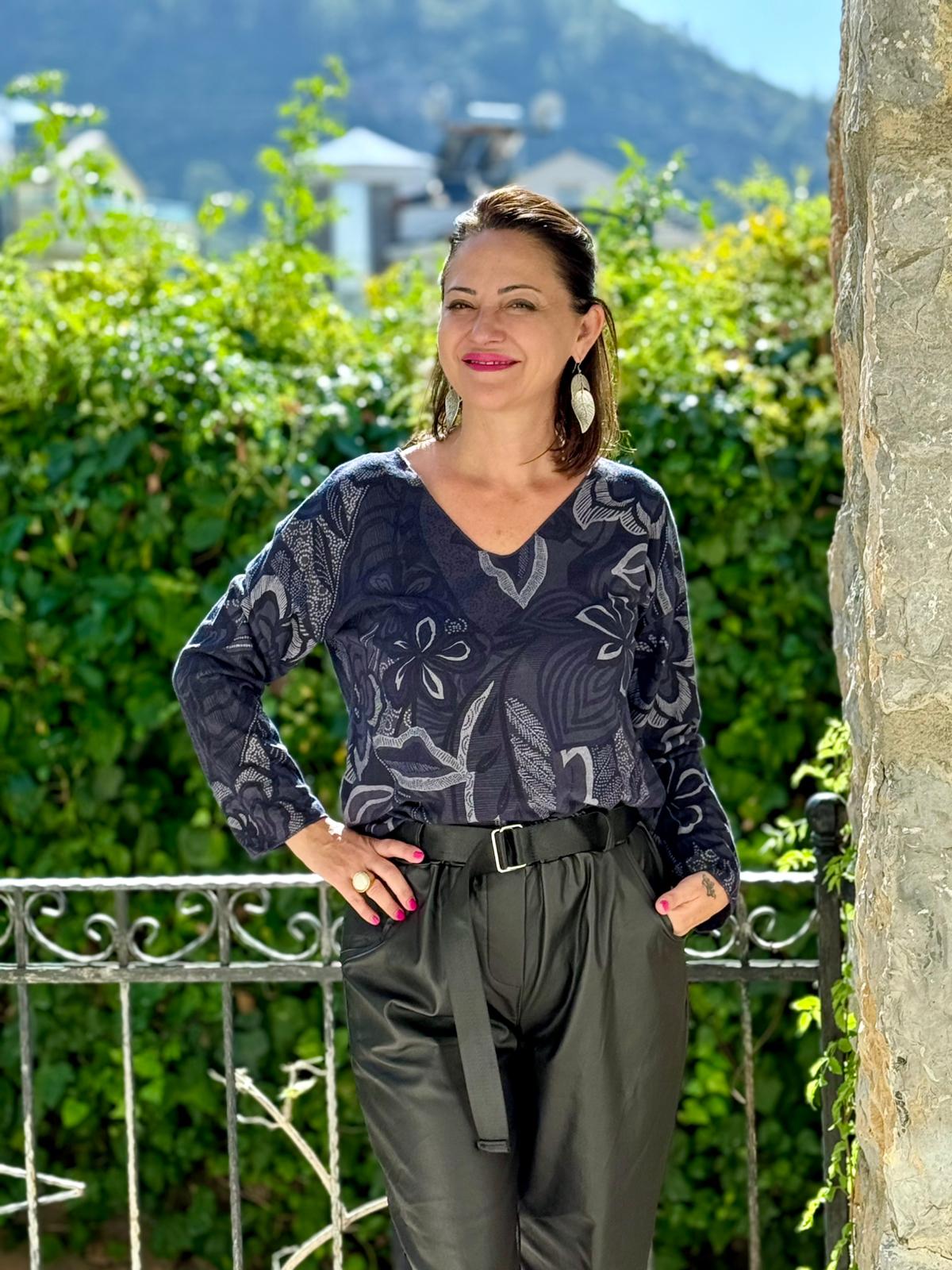 YG7036 Çiçek Desenli V Yaka İtalyan Triko Bluz Lacivert