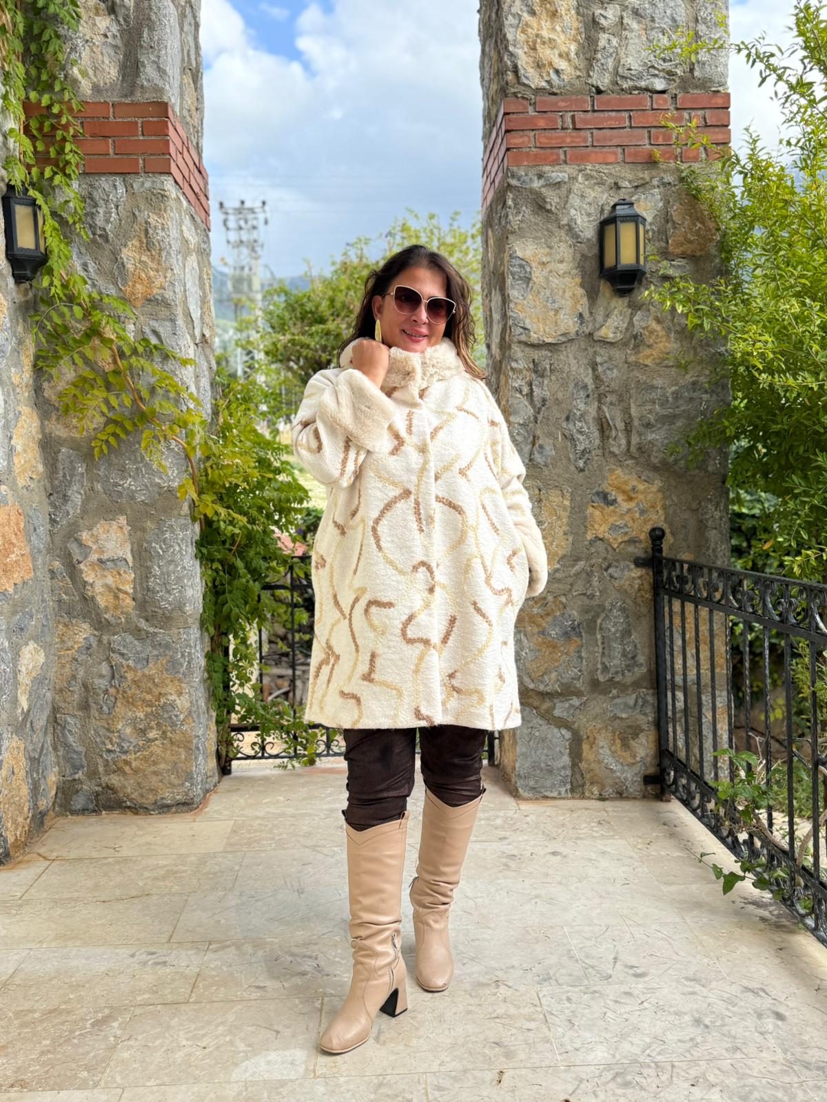 NC8100 Desenli Kürklü Düğmeli İtalyan Keçe Kaban Ekru