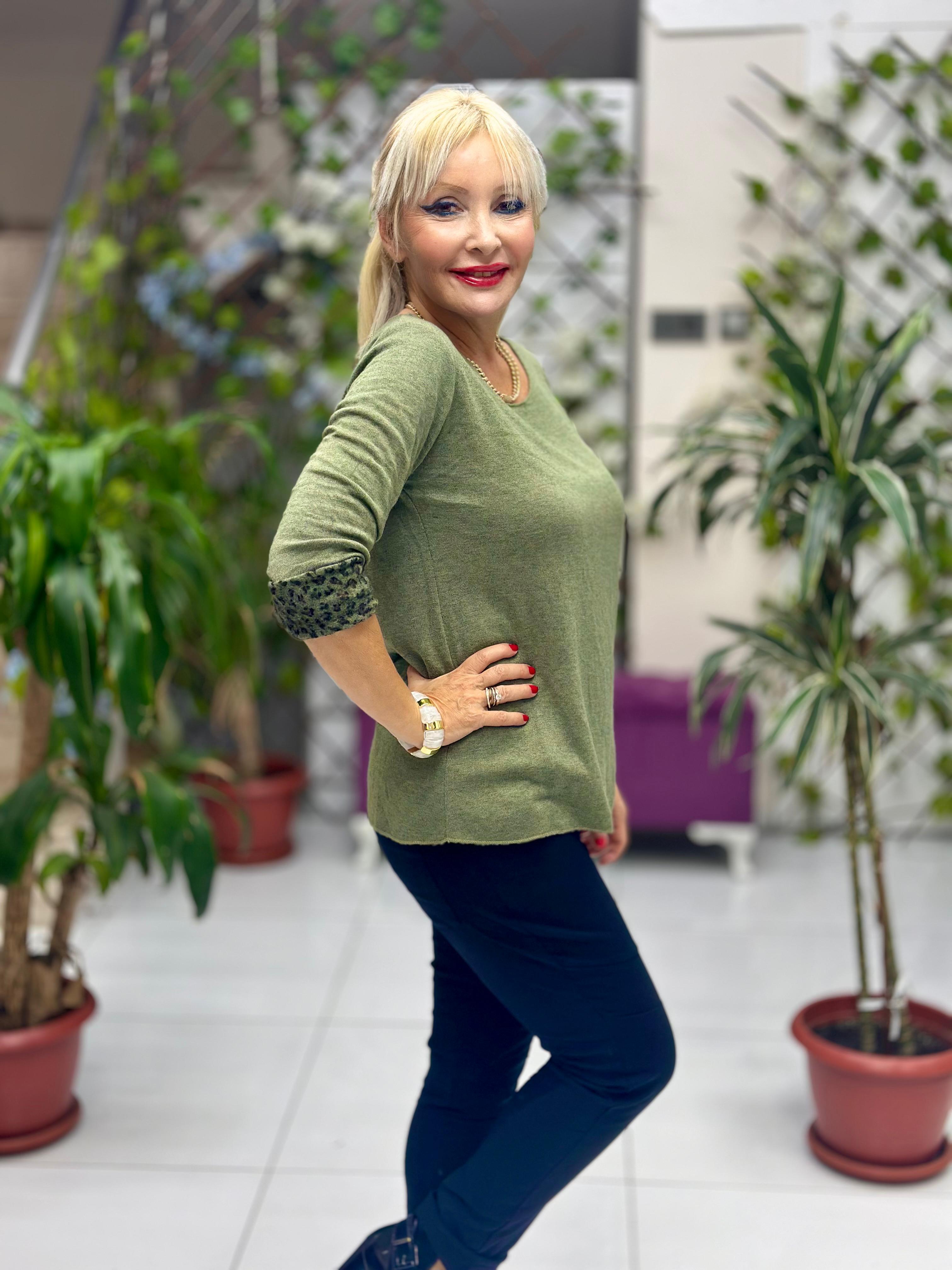 NC1202 İçi Leoparlı Yuvarlak Yaka Triko Küçük Kalıp Bluz Haki