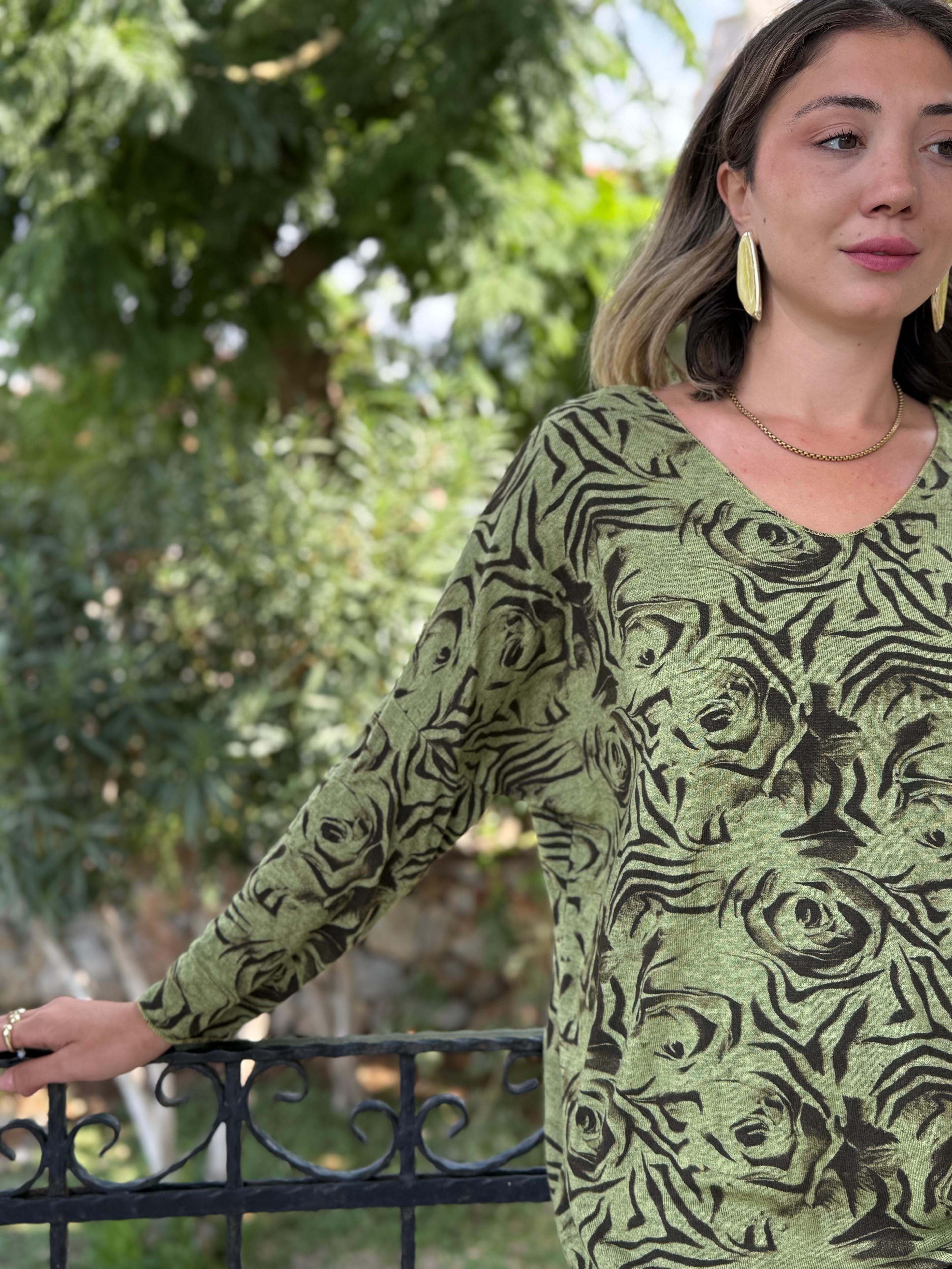 NC1128A İtalyan V Yaka Gül Desenli Triko Bluz Yeşil