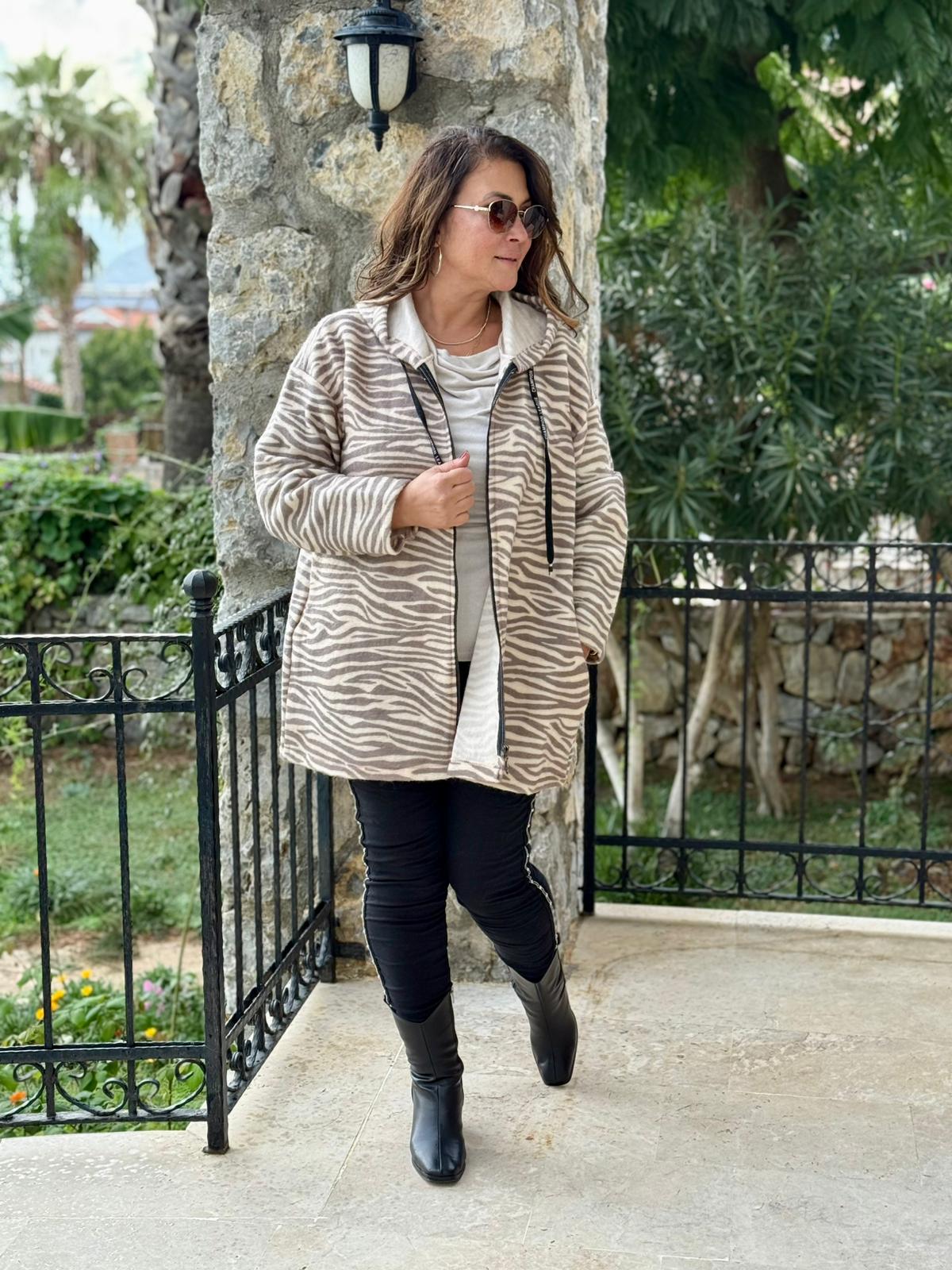 YG10926 Kapişonlu Fermuarlı Zebra Desen İtalyan Keçe Kaban