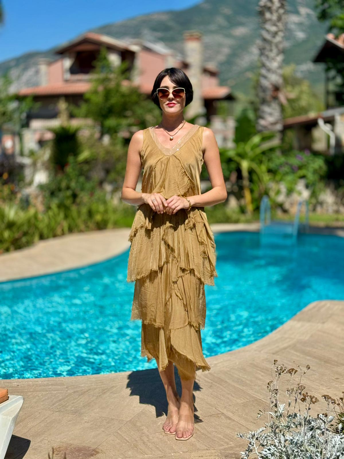 NC61460 İtalyan Askılı Yaka Pullu Fırfırlı İpek Elbise Camel