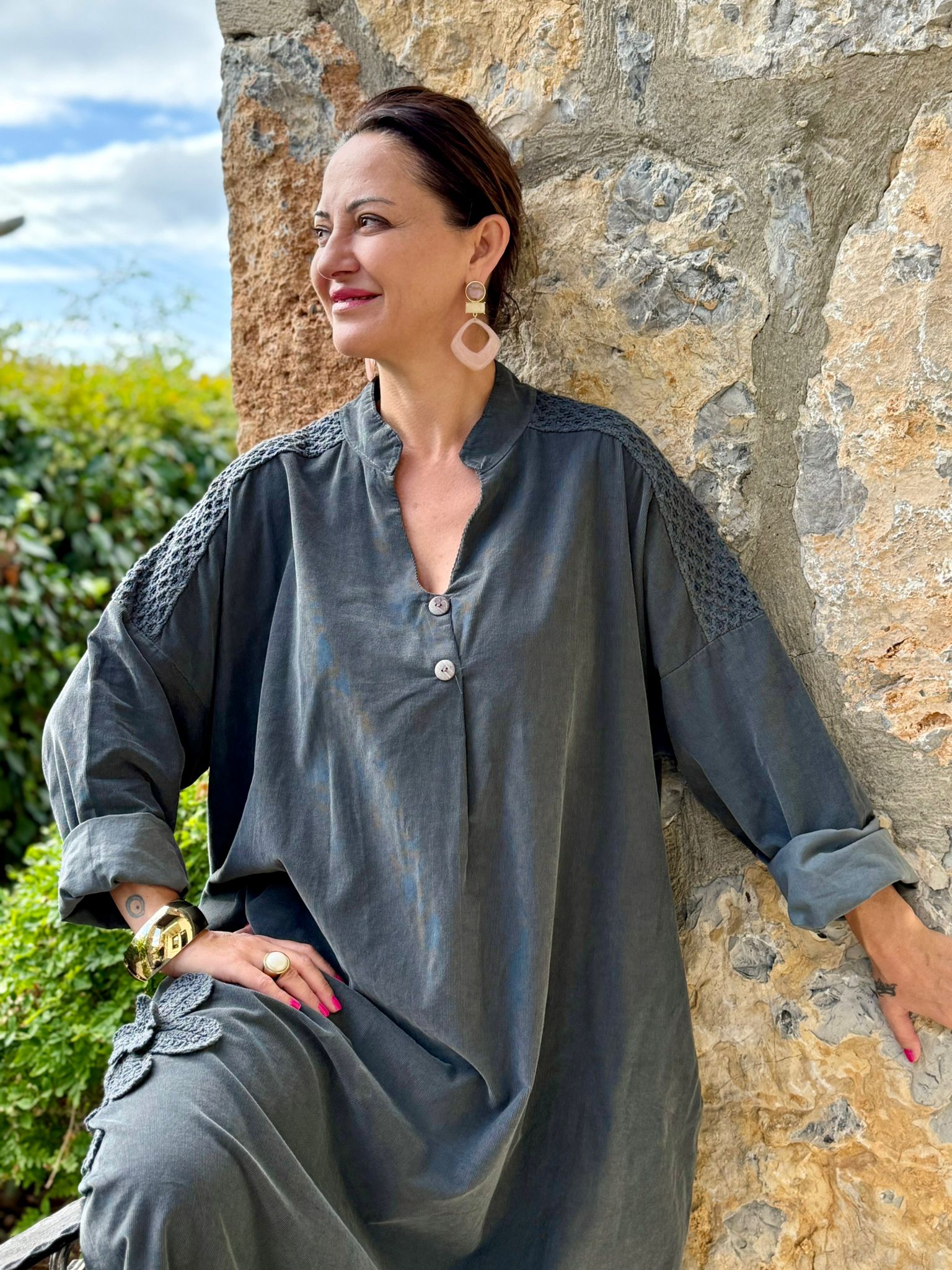 YG11383 Omuz Güpürlü Çiçekli İtalyan Kadife Elbise Füme