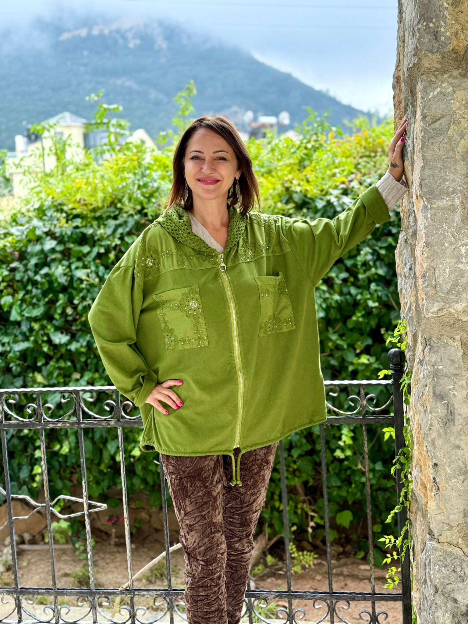 YG11344 Kapişonlu Güpürlü İtalyan Pulpayetli Ceket Yeşil