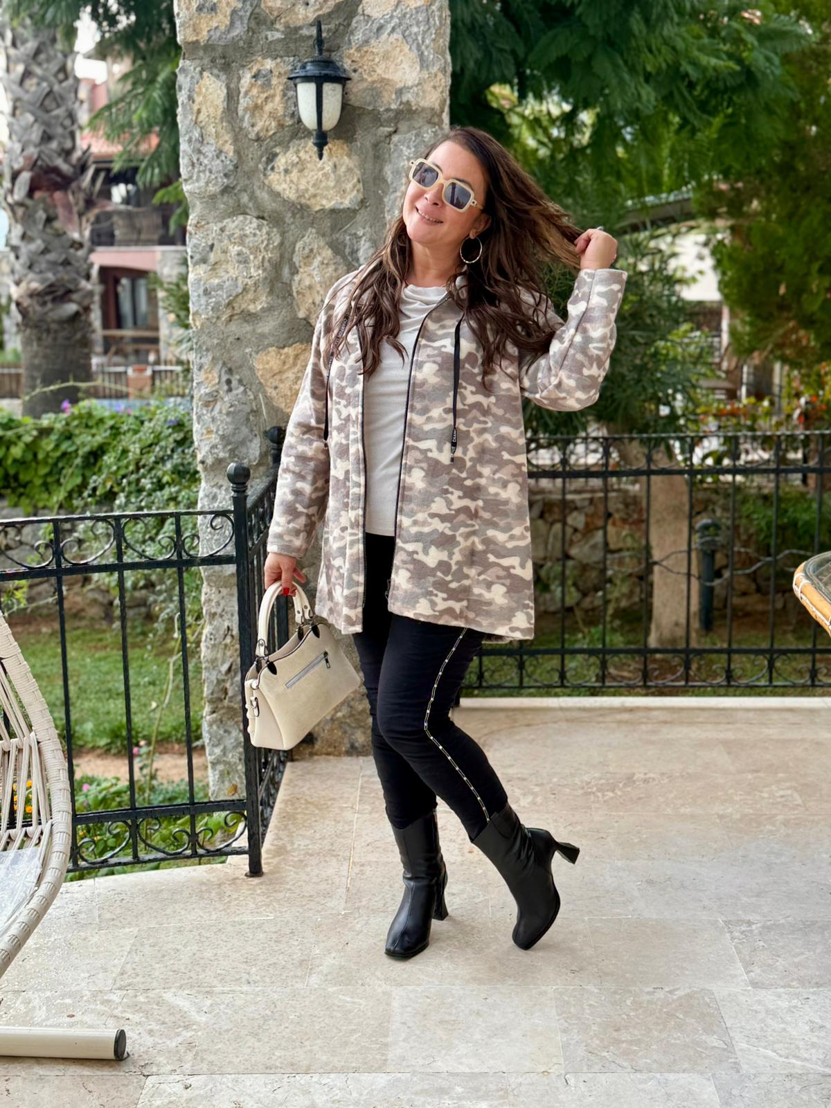 YG10926 Kapişonlu Fermuarlı Kamuflaj Desen İtalyan Keçe Kaban