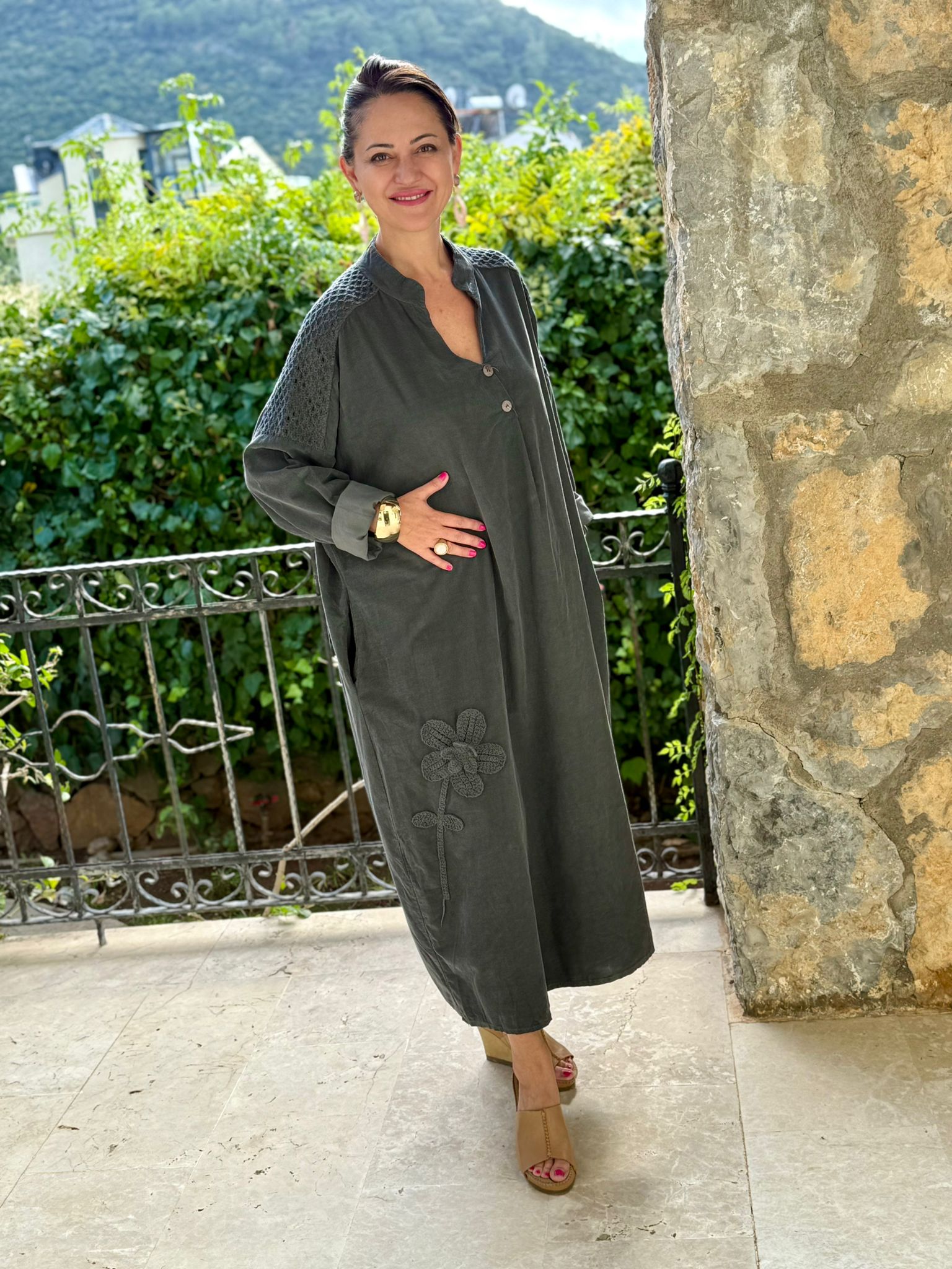 YG11383 Omuz Güpürlü Çiçekli İtalyan Kadife Elbise Füme