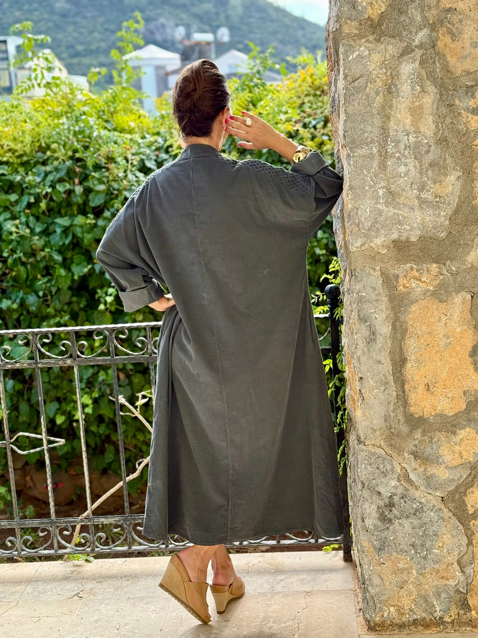 YG11383 Omuz Güpürlü Çiçekli İtalyan Kadife Elbise Füme