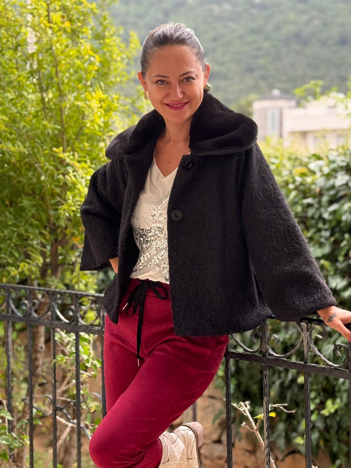 NC8113 Yakası Kürklü Düğmeli İtalyan Kısa Keçe Ceket Siyah