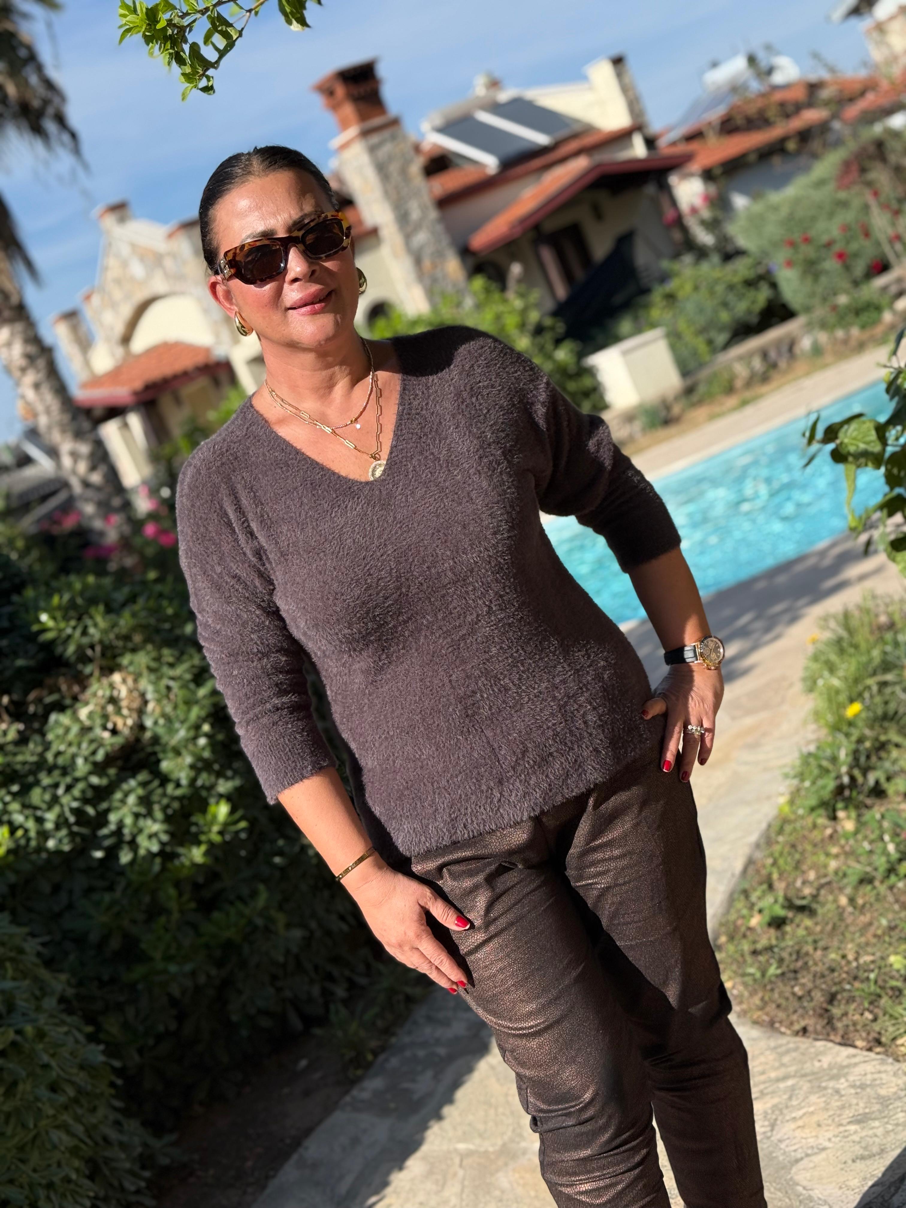 YG24029 İtalyan V Yaka Peluş Angora Kazak Kahverengi