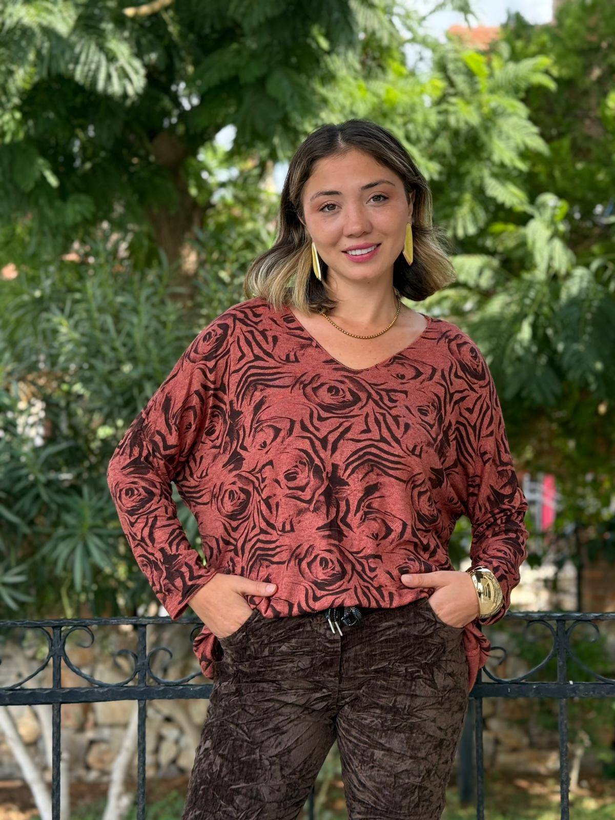 NC1128A İtalyan V Yaka Gül Desenli Triko Bluz Kiremit