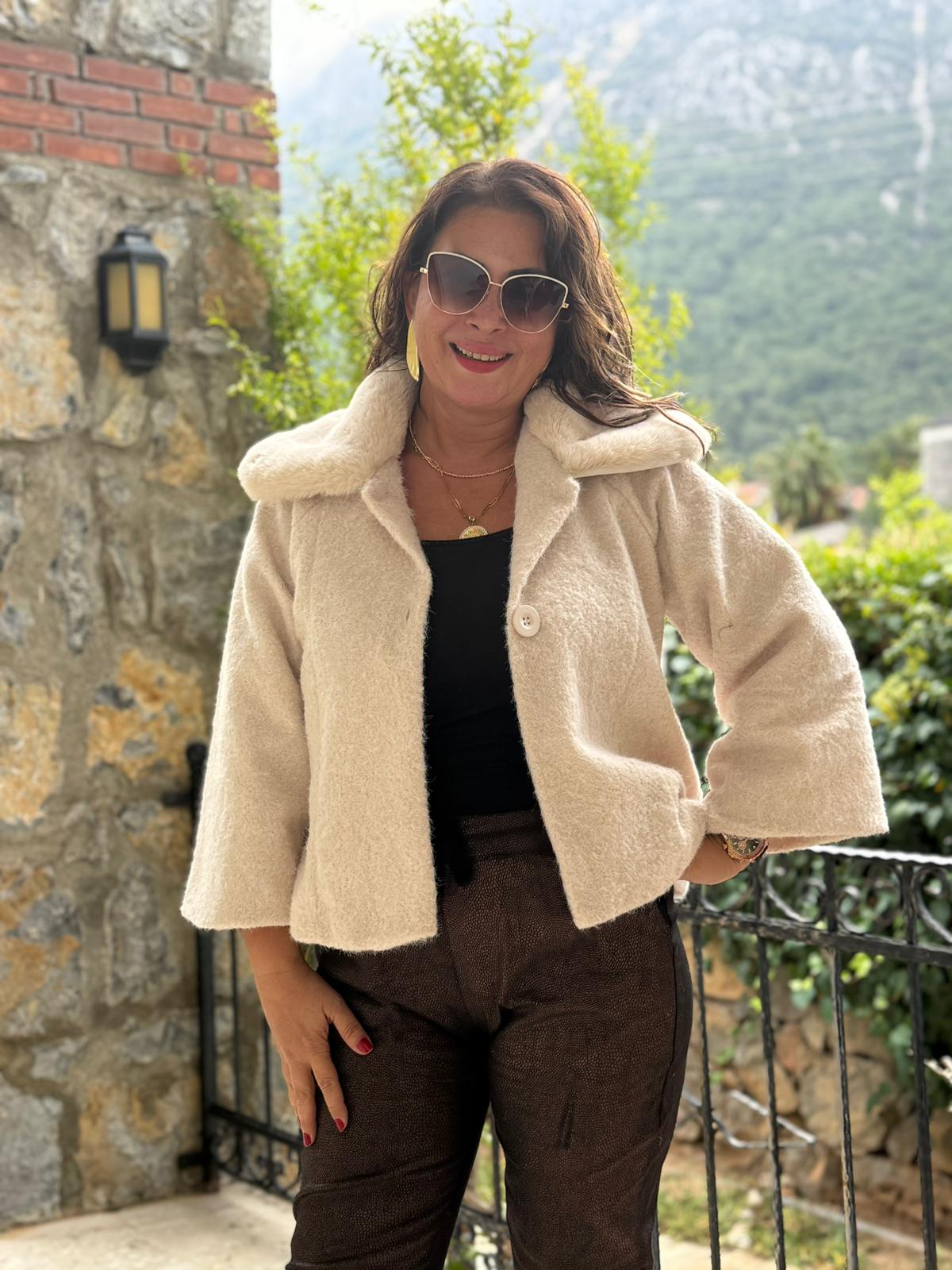 NC8113 Yakası Kürklü Düğmeli İtalyan Kısa Keçe Ceket Ekru