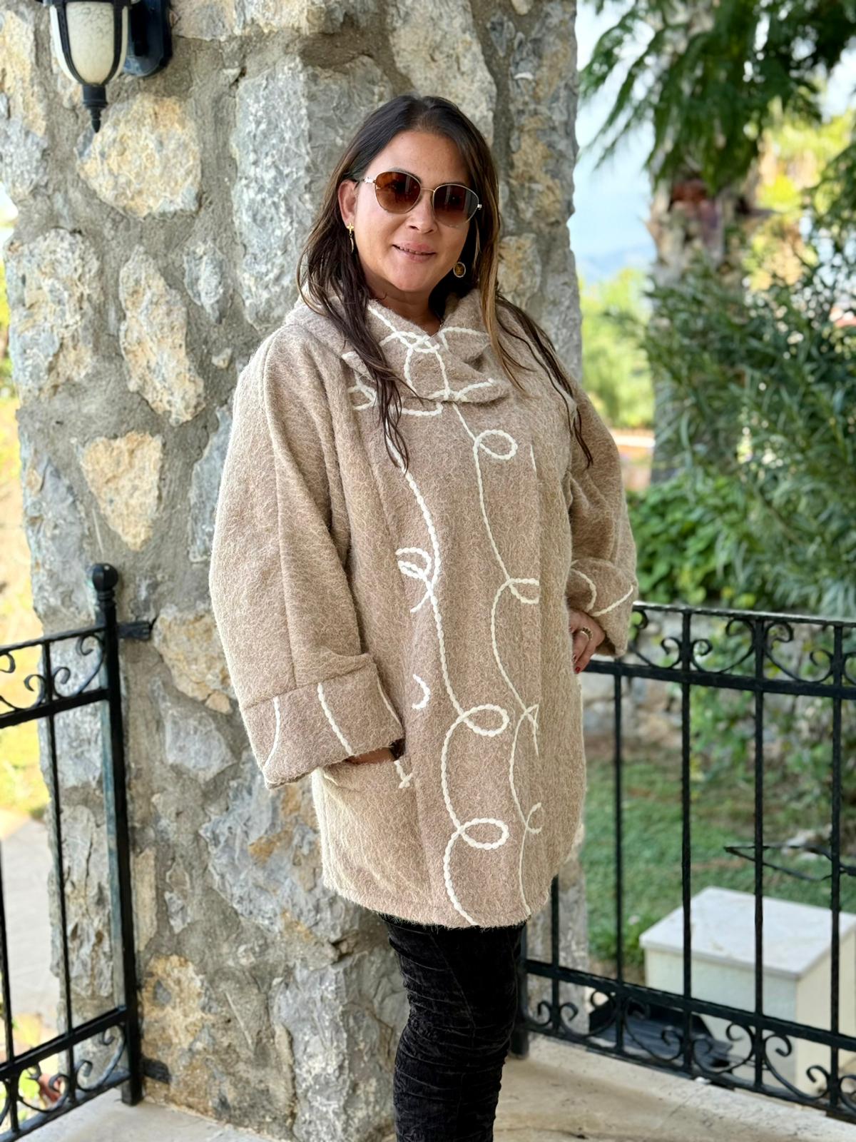 YG89052 Degaje Yaka Üstten Kapamalı Cepli Keçe Kaban Bej