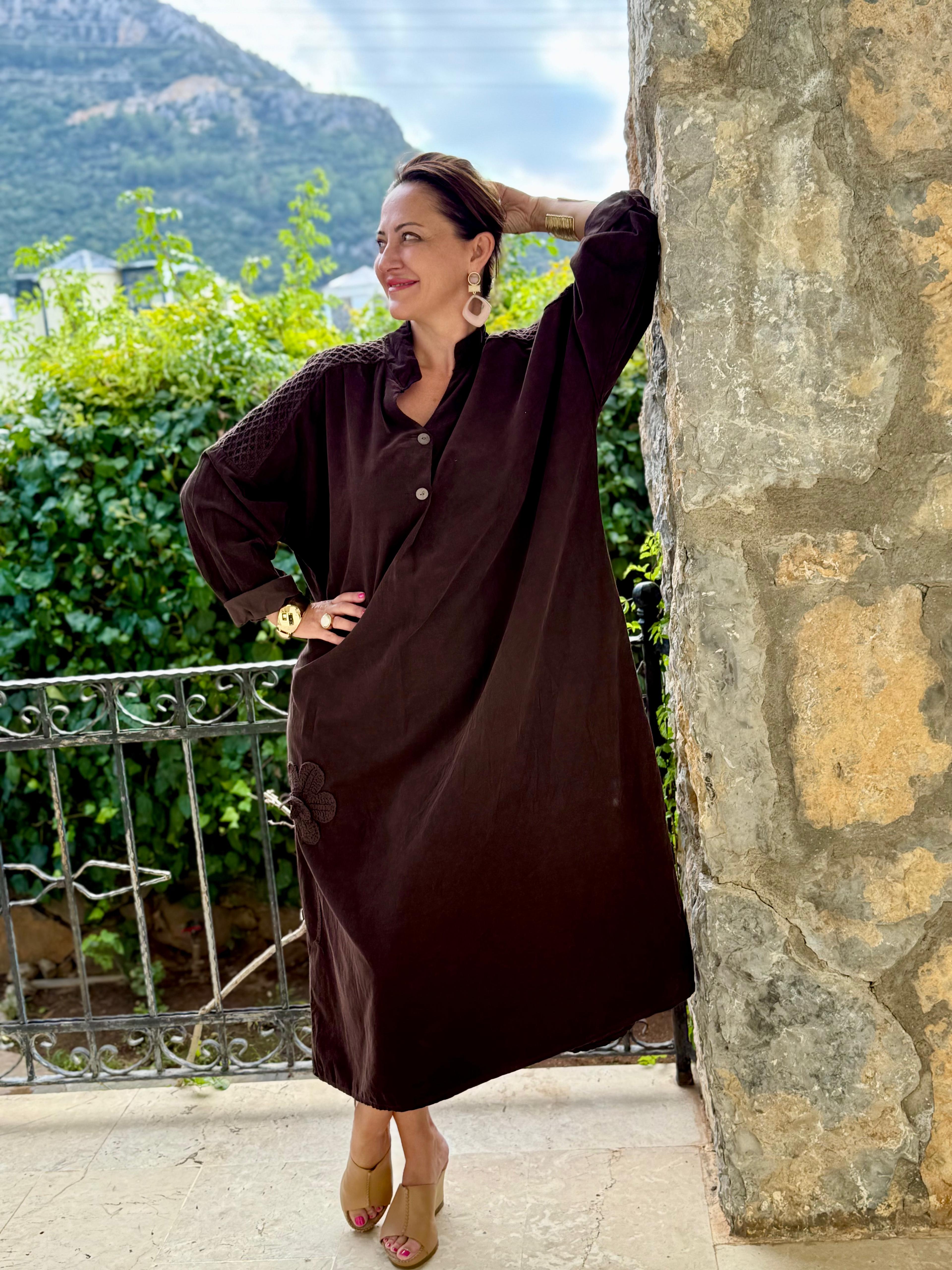 YG11383 Omuz Güpürlü Çiçekli İtalyan Kadife Elbise Kahverengi