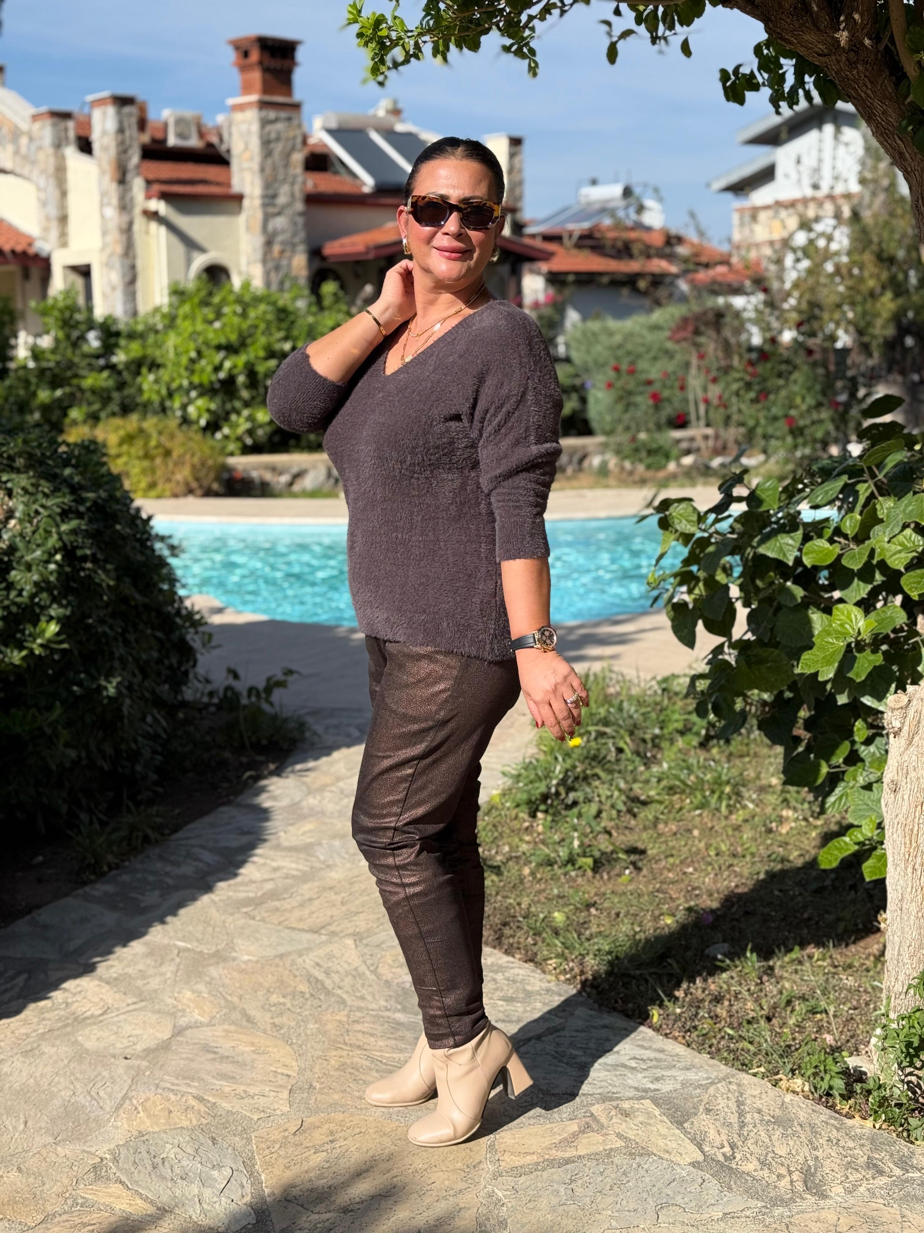 YG24029 İtalyan V Yaka Peluş Angora Kazak Kahverengi