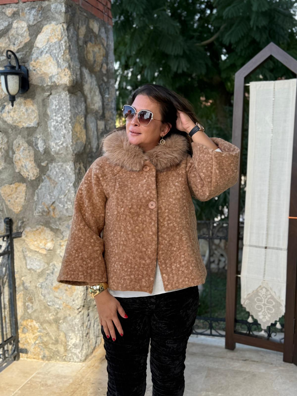 YG9190 Kürklü Düğmeli İtalyan Keçe Panço Ceket Camel