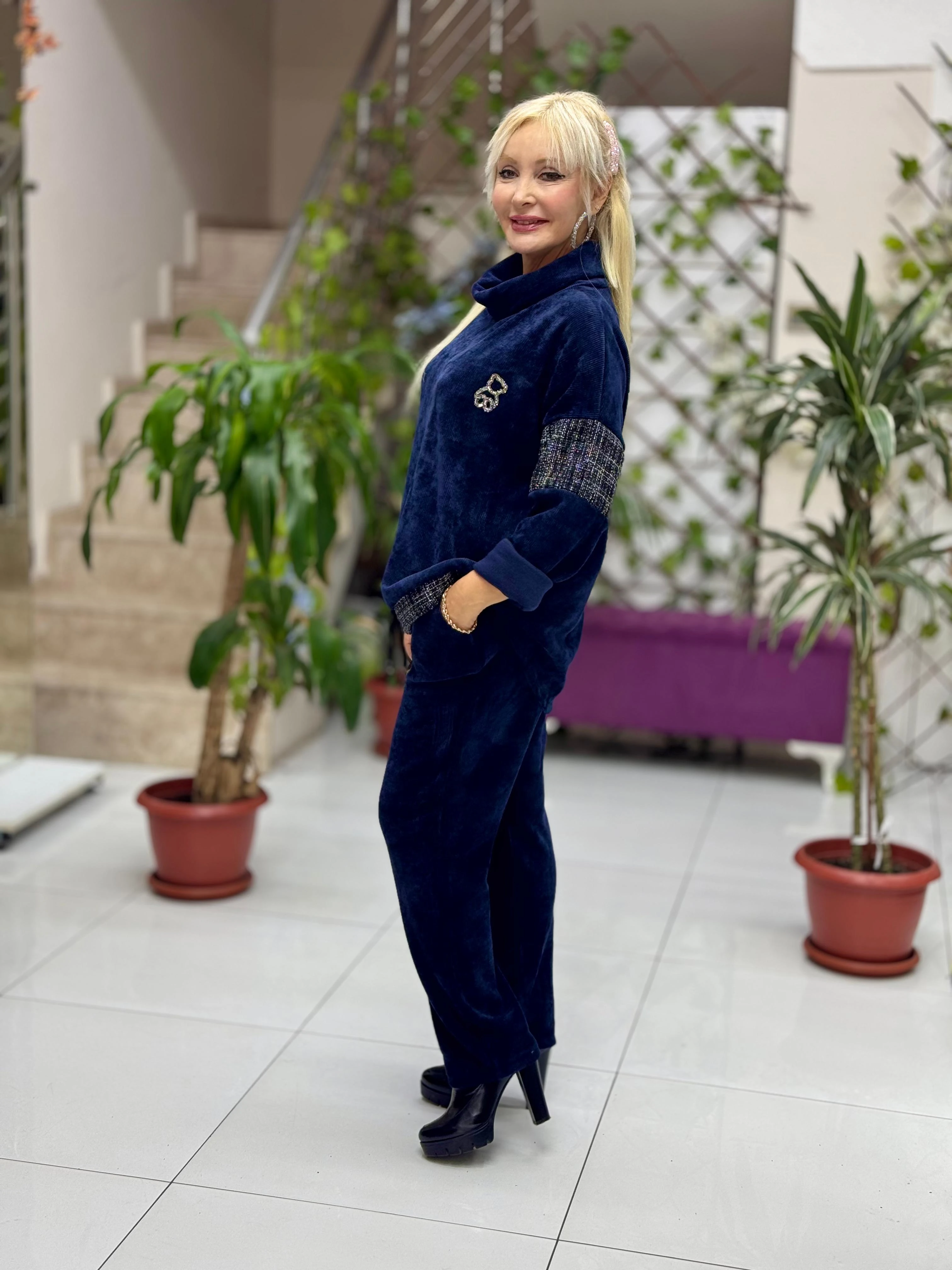 NC15517 Degaje Yaka Ayıcık Taşlı İtalyan Kadife Takım Lacivert