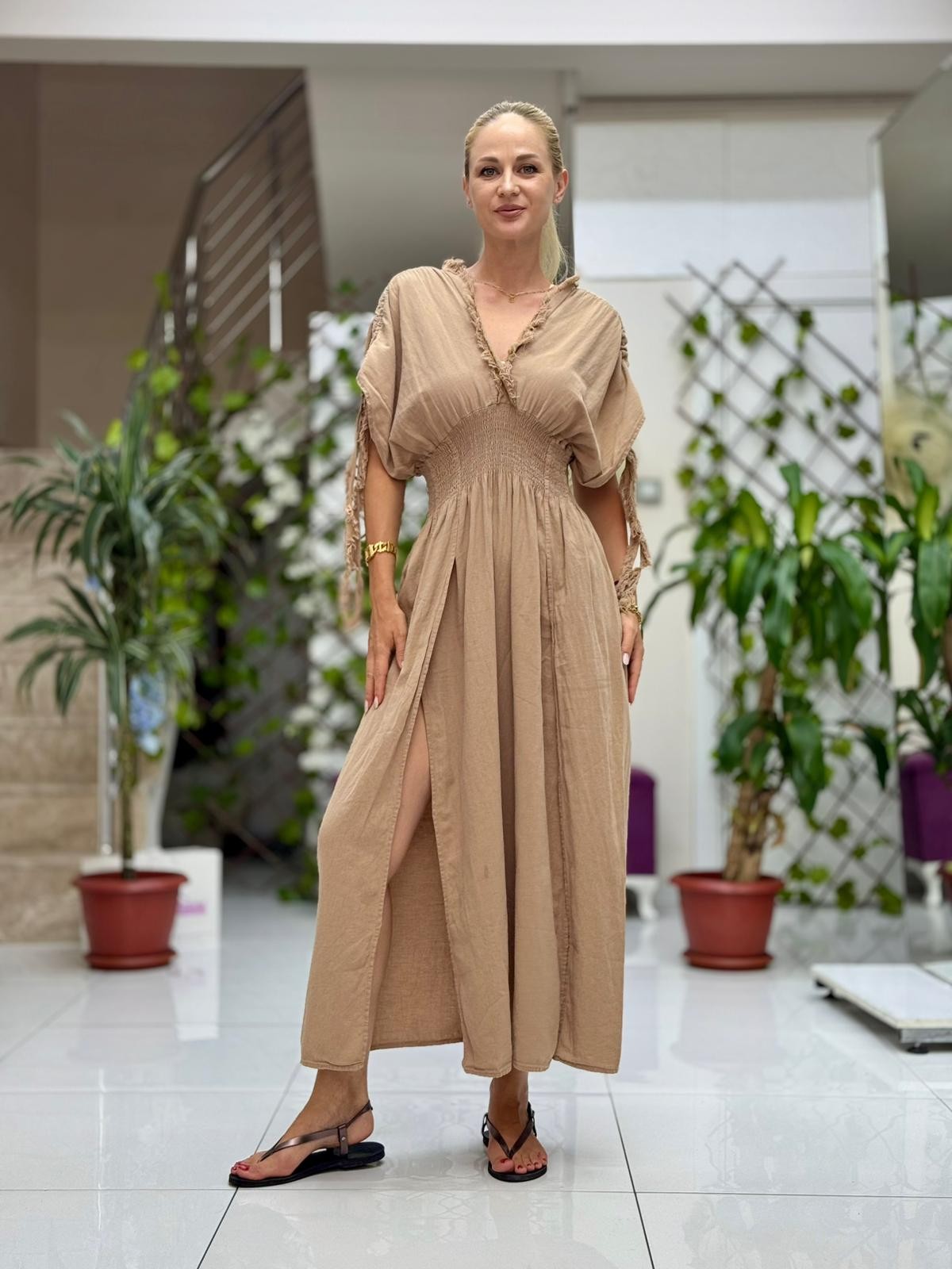 PT242500 Beli Lastikli Yaka Omuz Püsküllü Derin Yırtmaçlı Coton Elbise Camel