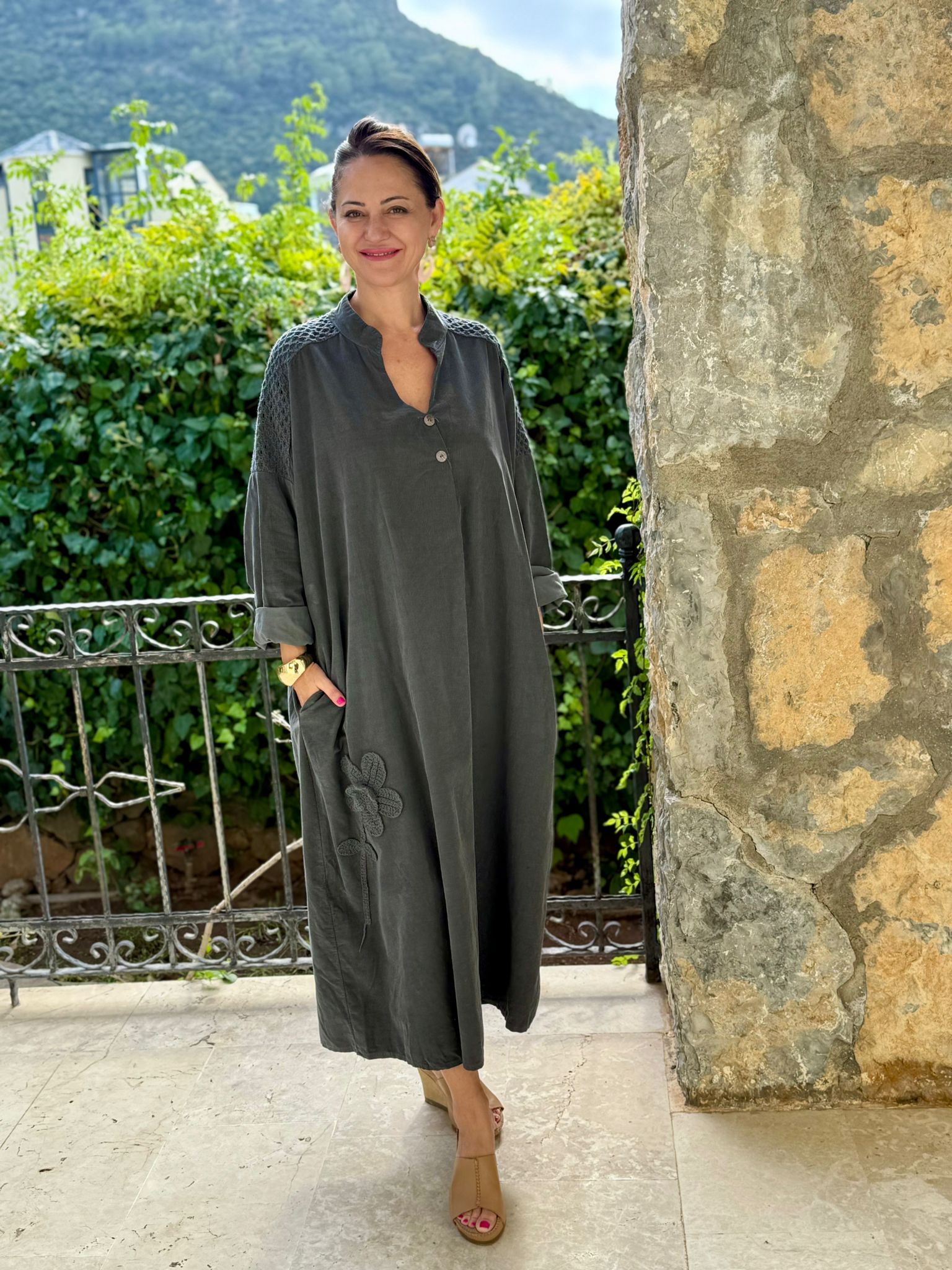 YG11383 Omuz Güpürlü Çiçekli İtalyan Kadife Elbise Füme