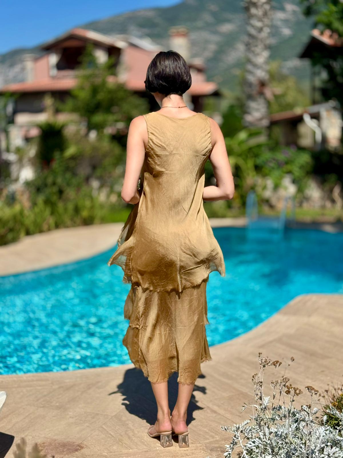 NC61460 İtalyan Askılı Yaka Pullu Fırfırlı İpek Elbise Camel