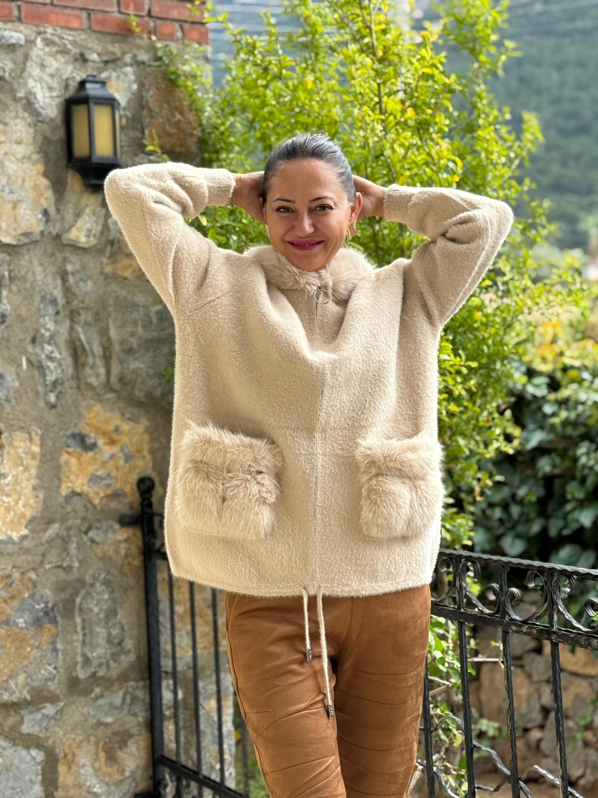 N33035 Abrigo Angora Con Capucha Y Bolsillos Crema