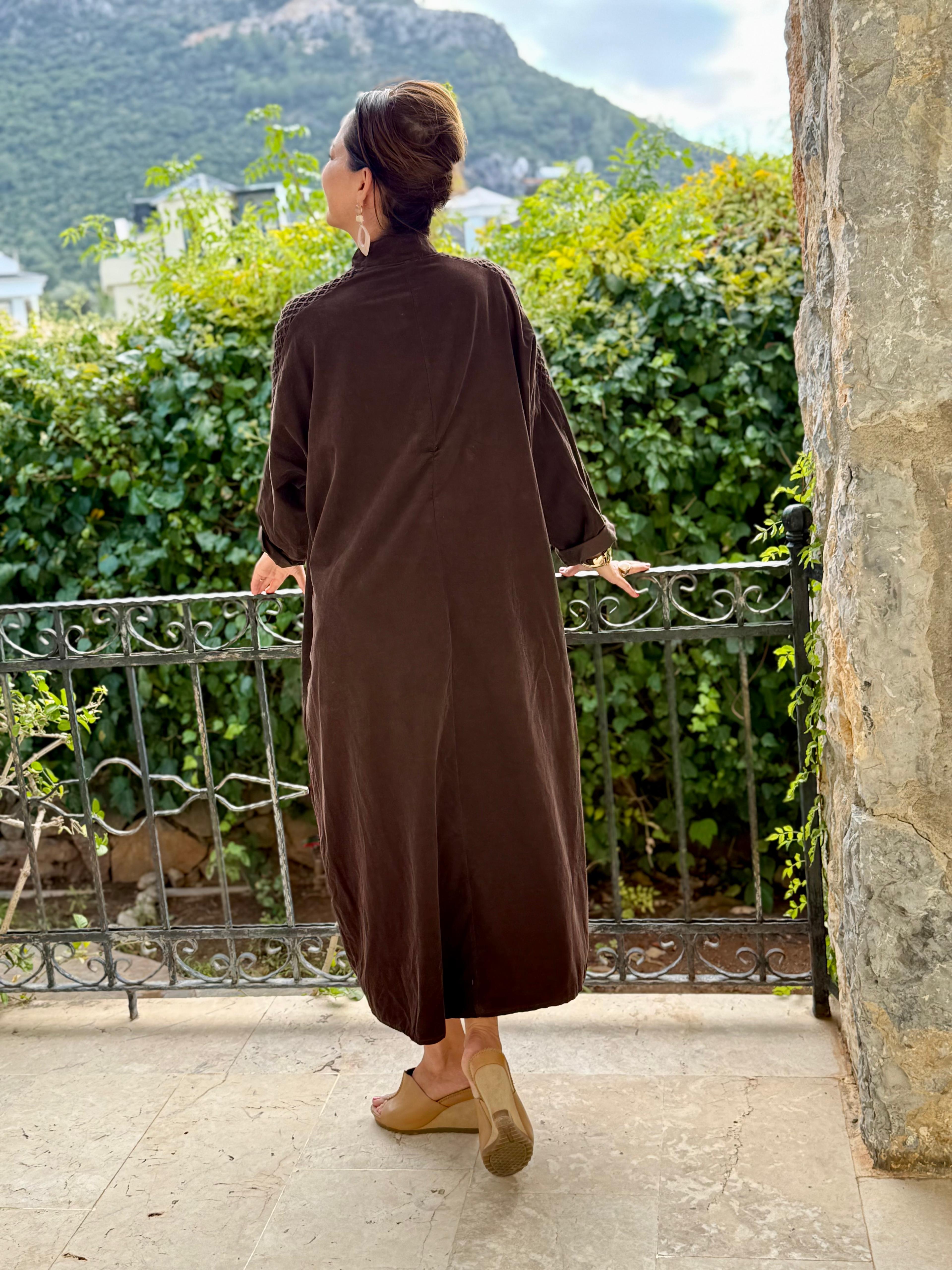 YG11383 Omuz Güpürlü Çiçekli İtalyan Kadife Elbise Kahverengi