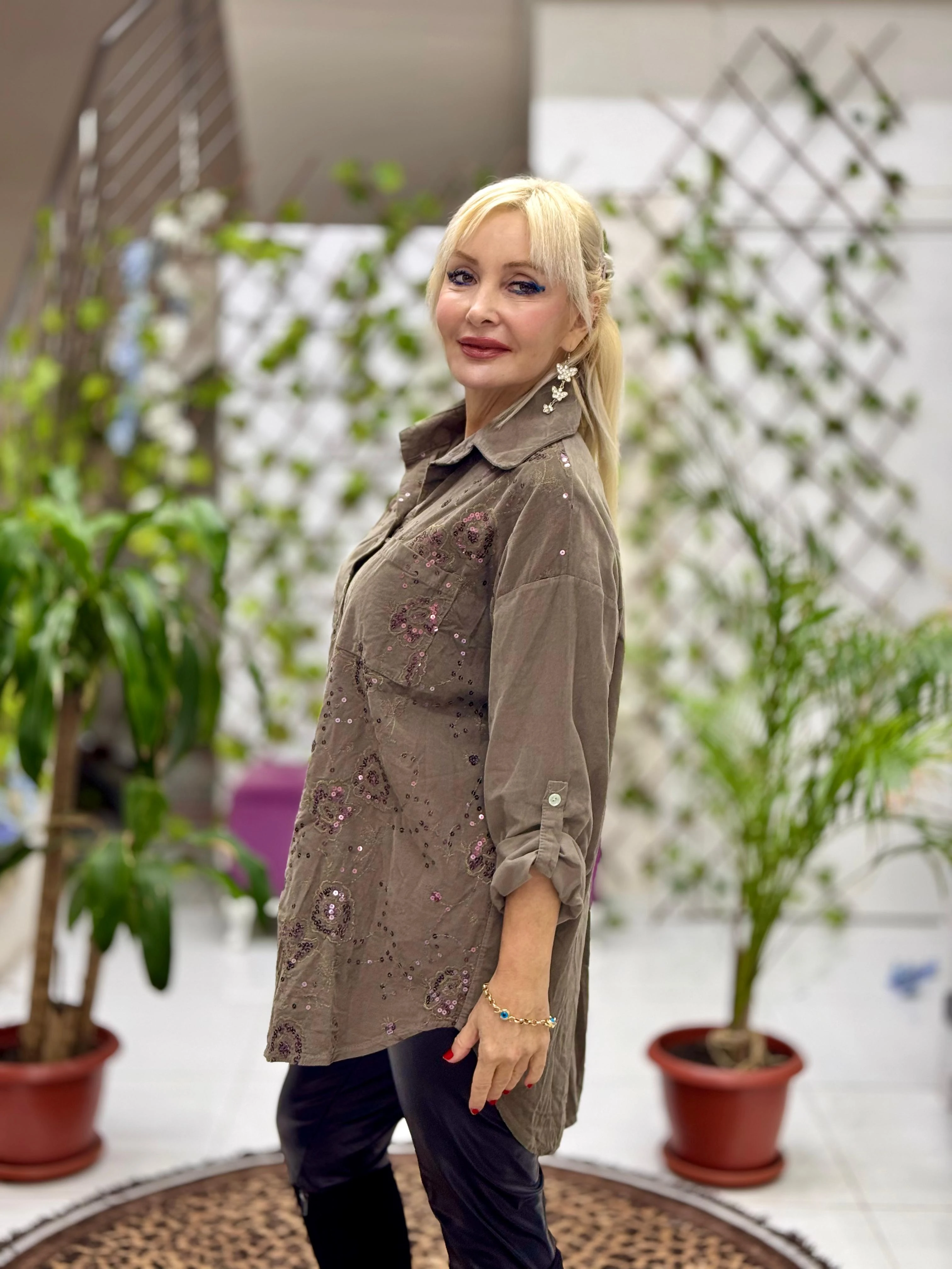 NC25199 Nakış Detaylı Pullu İtalyan Kadife Gömlek Vizon