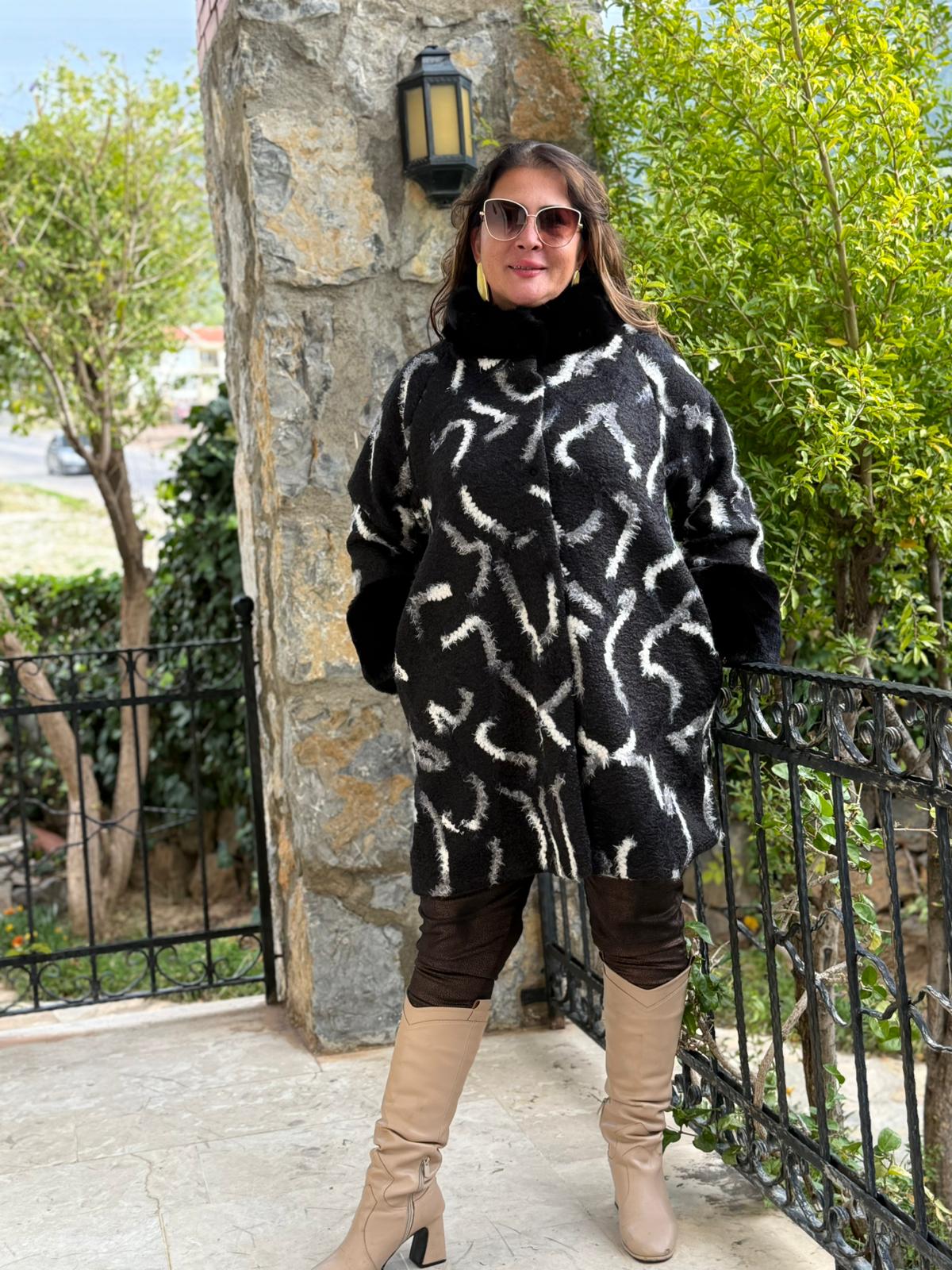 NC8100 Desenli Kürklü Düğmeli İtalyan Keçe Kaban Siyah