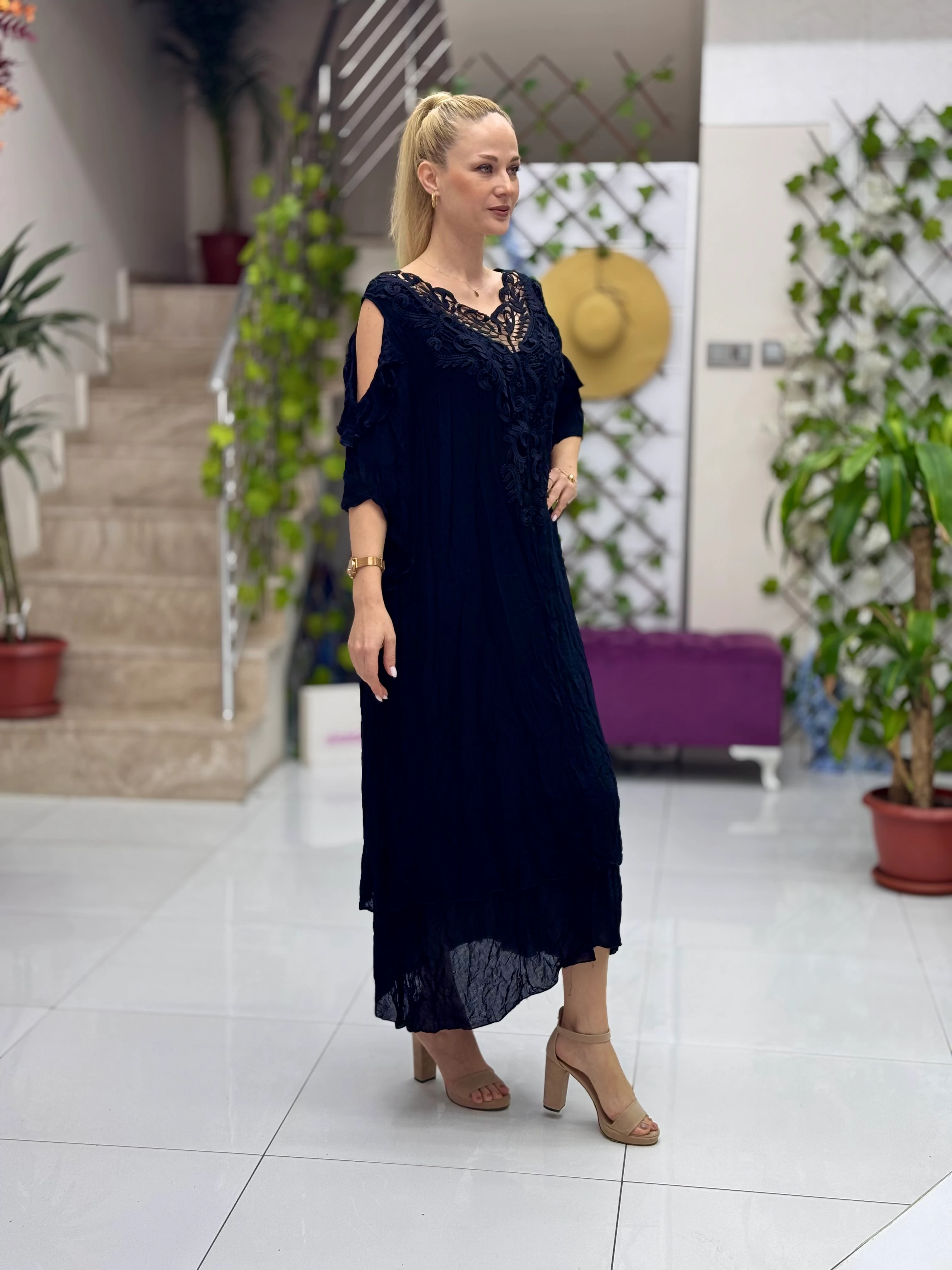 M7206 Vestido de gasa con ventana en los hombros Negro