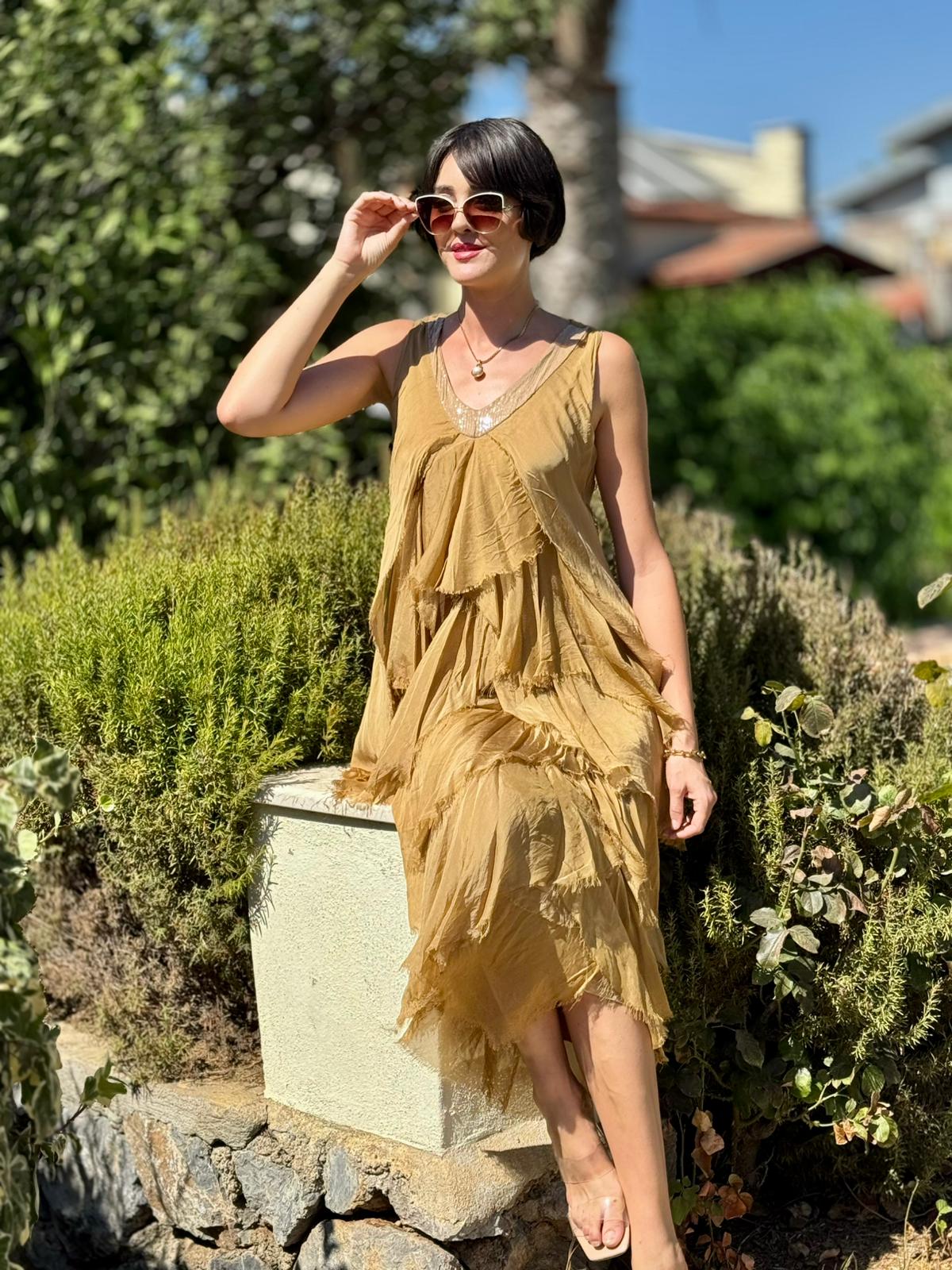 NC61460 İtalyan Askılı Yaka Pullu Fırfırlı İpek Elbise Camel