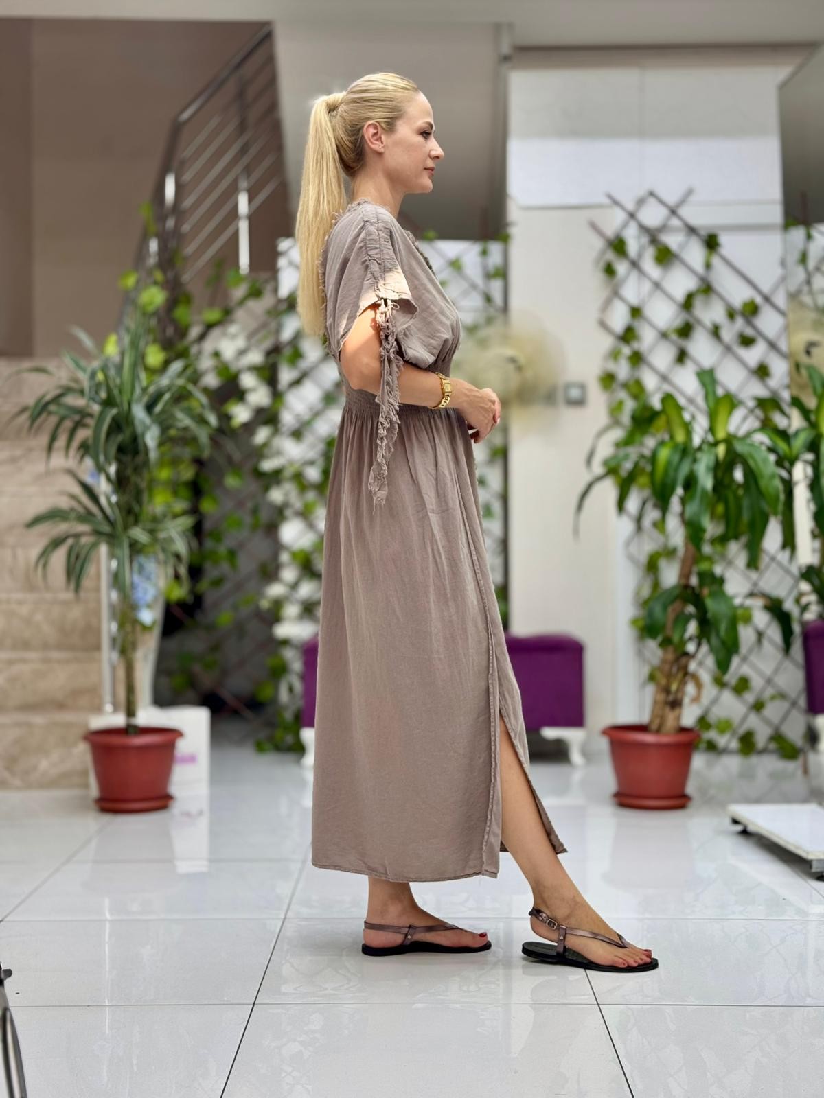 PT242500 Beli Lastikli Yaka Omuz Püsküllü Derin Yırtmaçlı Coton Elbise Vizon