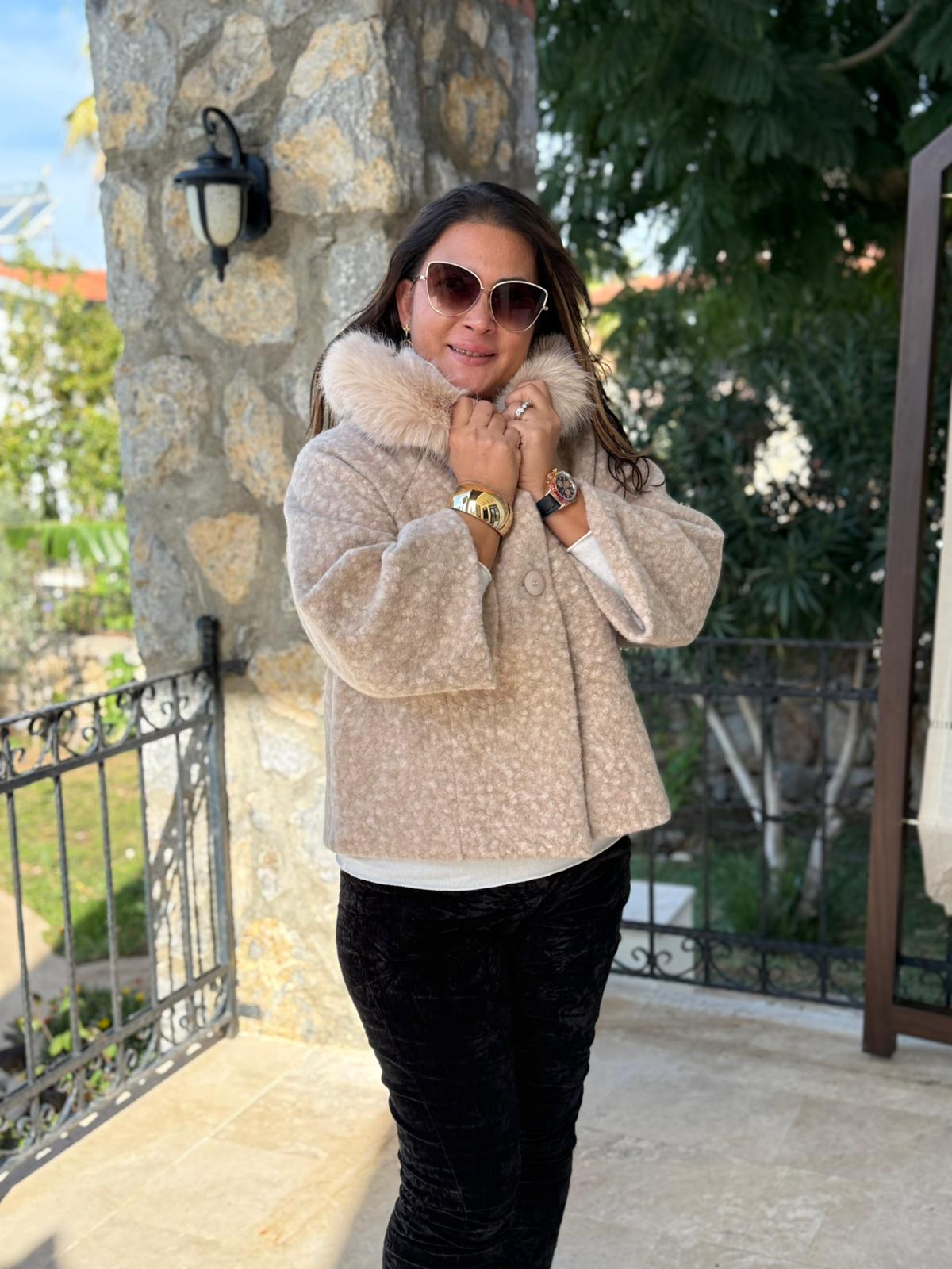 YG9190 Kürklü Düğmeli İtalyan Keçe Panço Ceket Krem