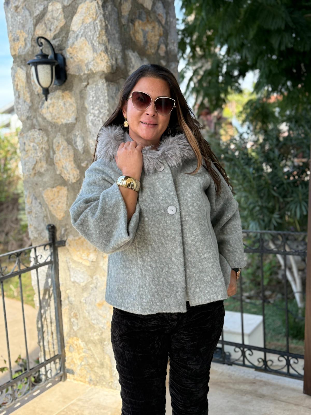 YG9190 Kürklü Düğmeli İtalyan Keçe Panço Ceket Gri