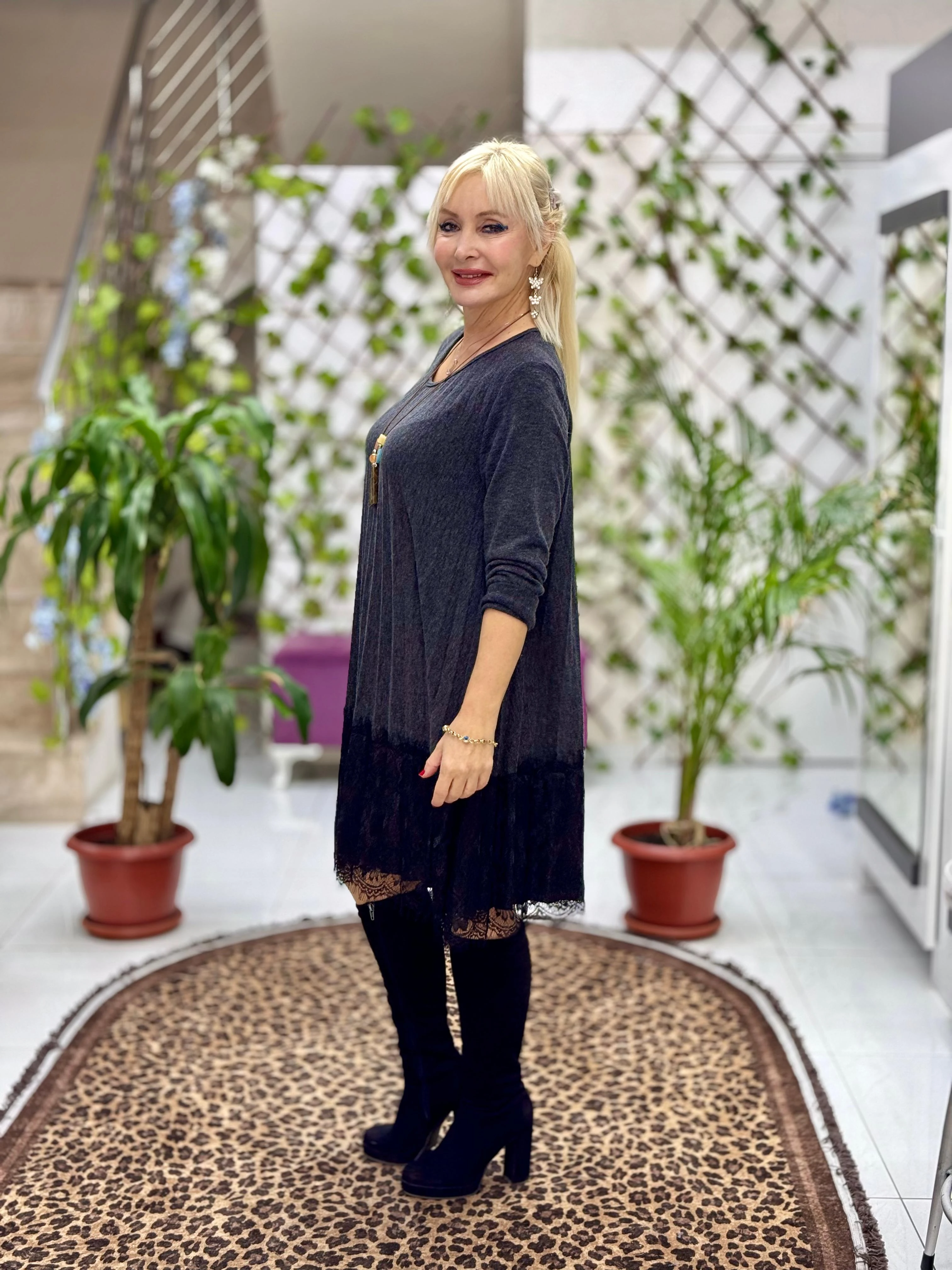 NC21868 Etek Ucu Dantelli Pileli Kolyeli İtalyan Triko Elbise Füme