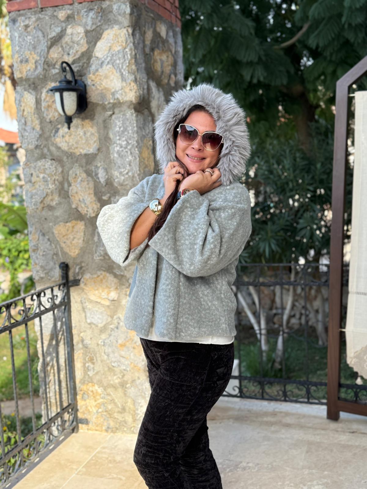 YG9190 Kürklü Düğmeli İtalyan Keçe Panço Ceket Gri