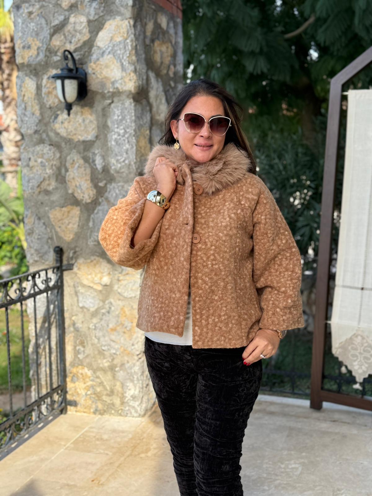 YG9190 Kürklü Düğmeli İtalyan Keçe Panço Ceket Camel