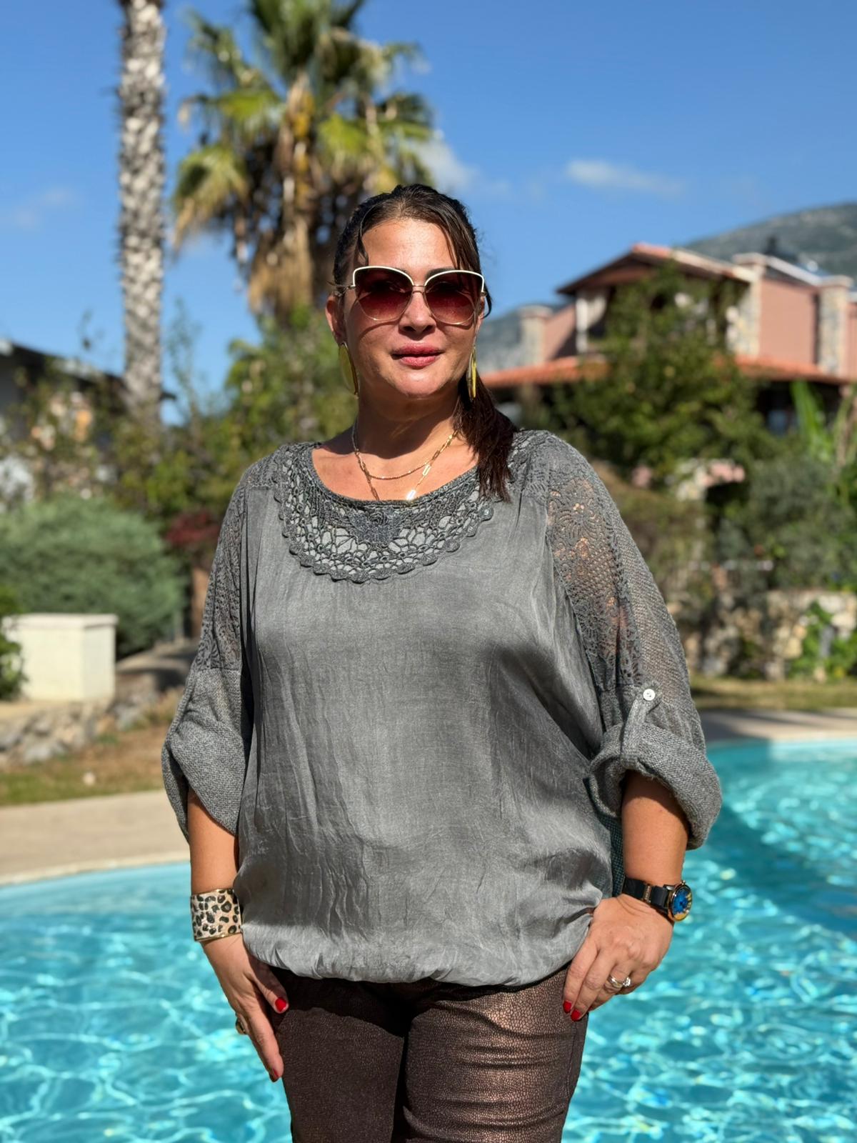 NC1888 Sırt ve Omuz Dantelli İpek Triko İtalyan Bluz Füme